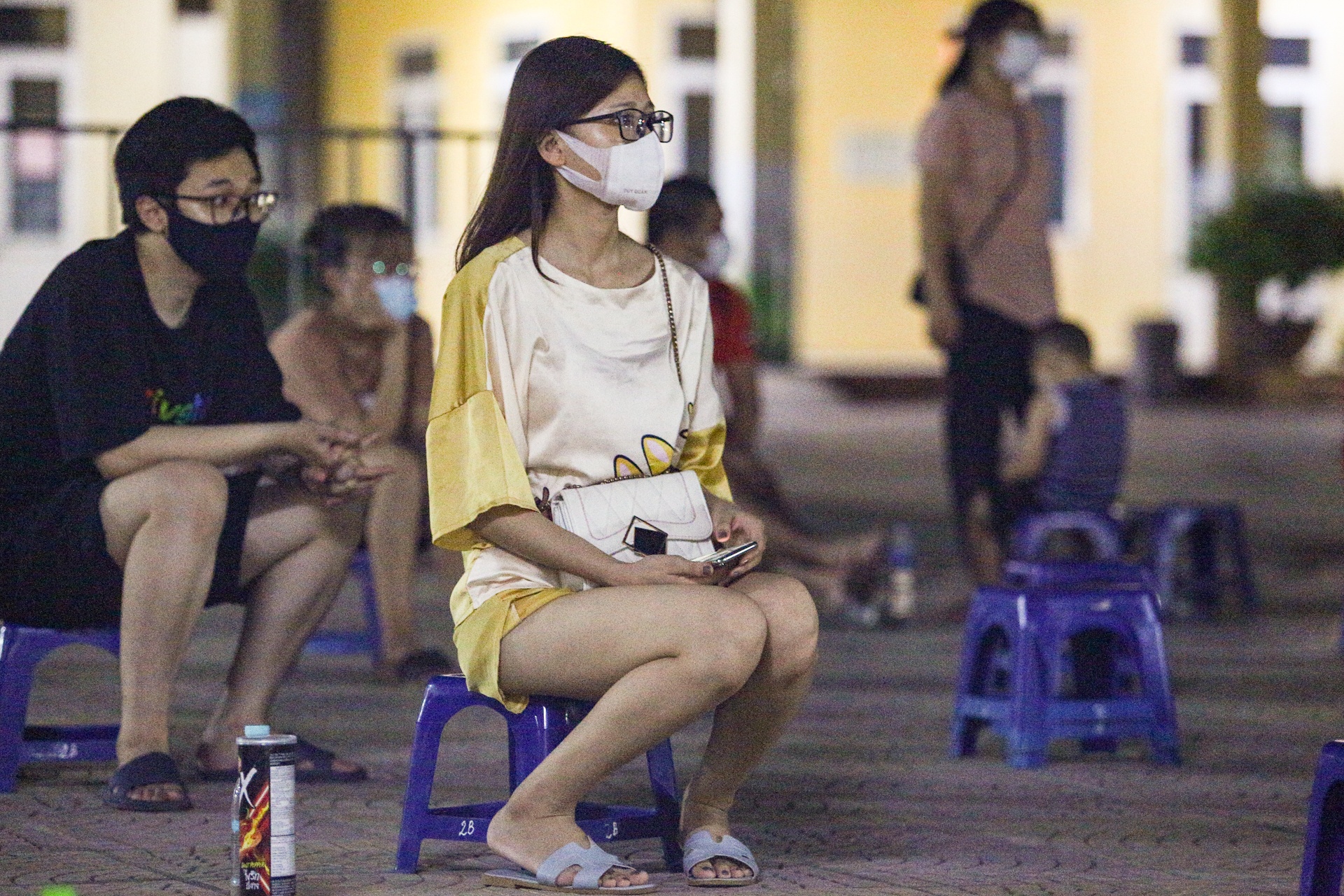 Nhieu nguoi den diem tiem vaccine trong dem du khong co thu moi hinh anh