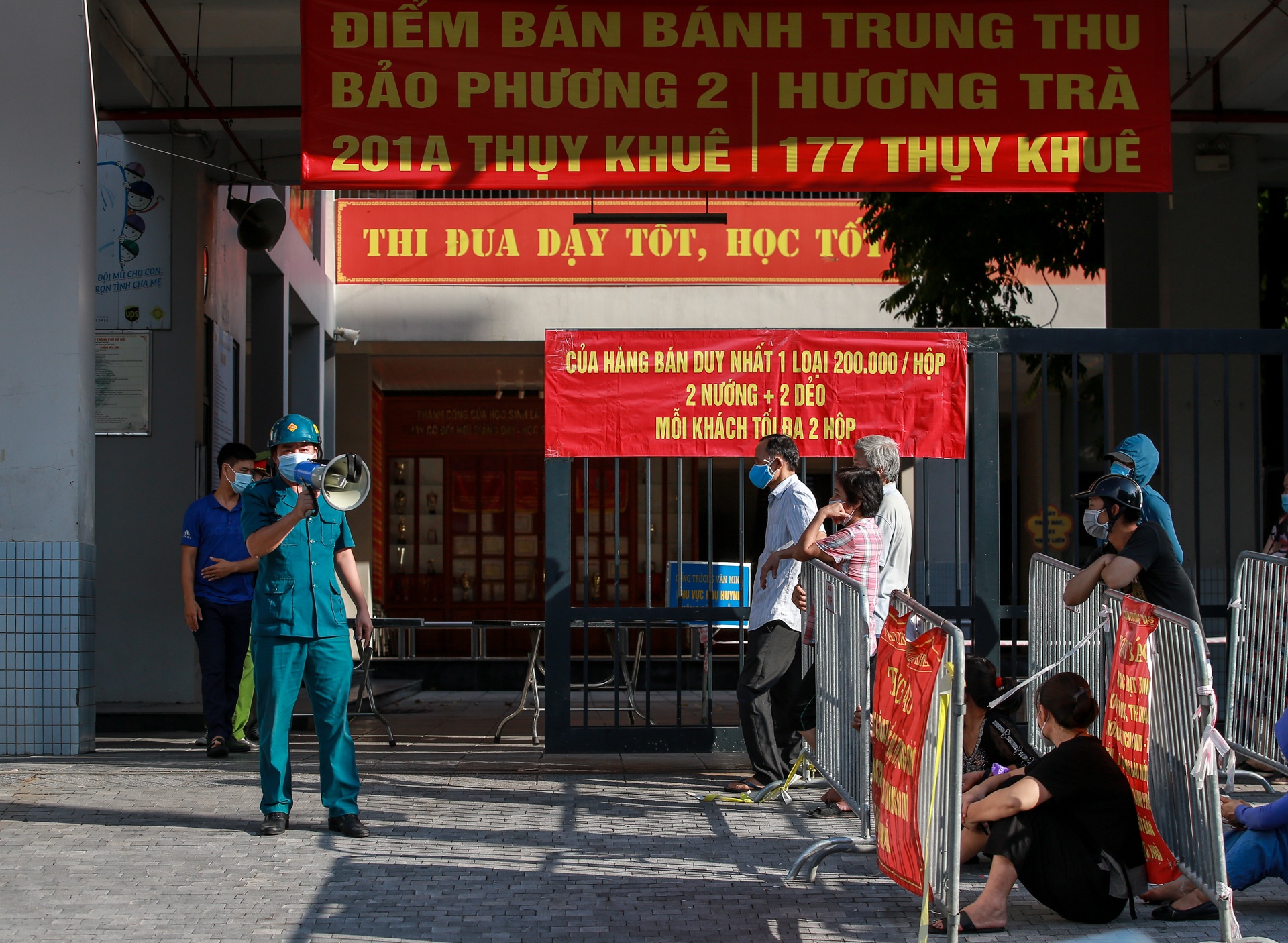 Doi nang xep hang ca tieng dong ho cho mua banh trung thu anh 2