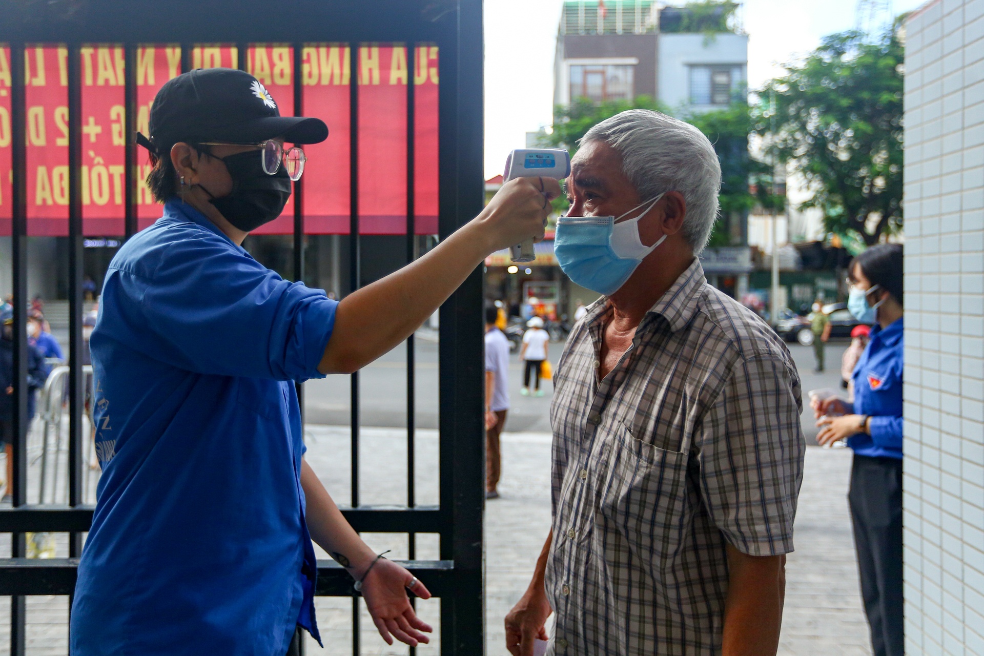 Doi nang xep hang ca tieng dong ho cho mua banh trung thu anh 6