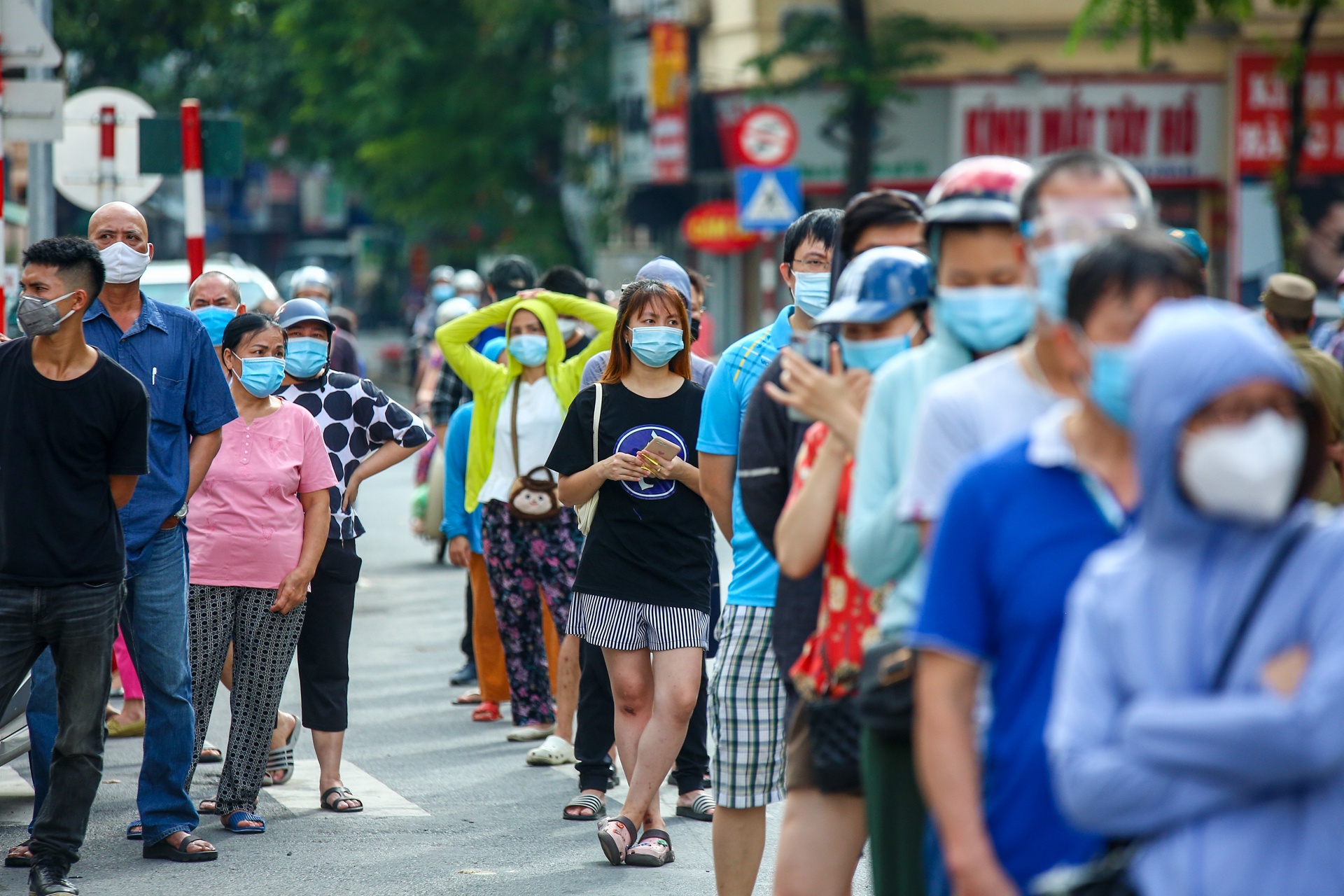 Doi nang xep hang ca tieng dong ho cho mua banh trung thu anh 1