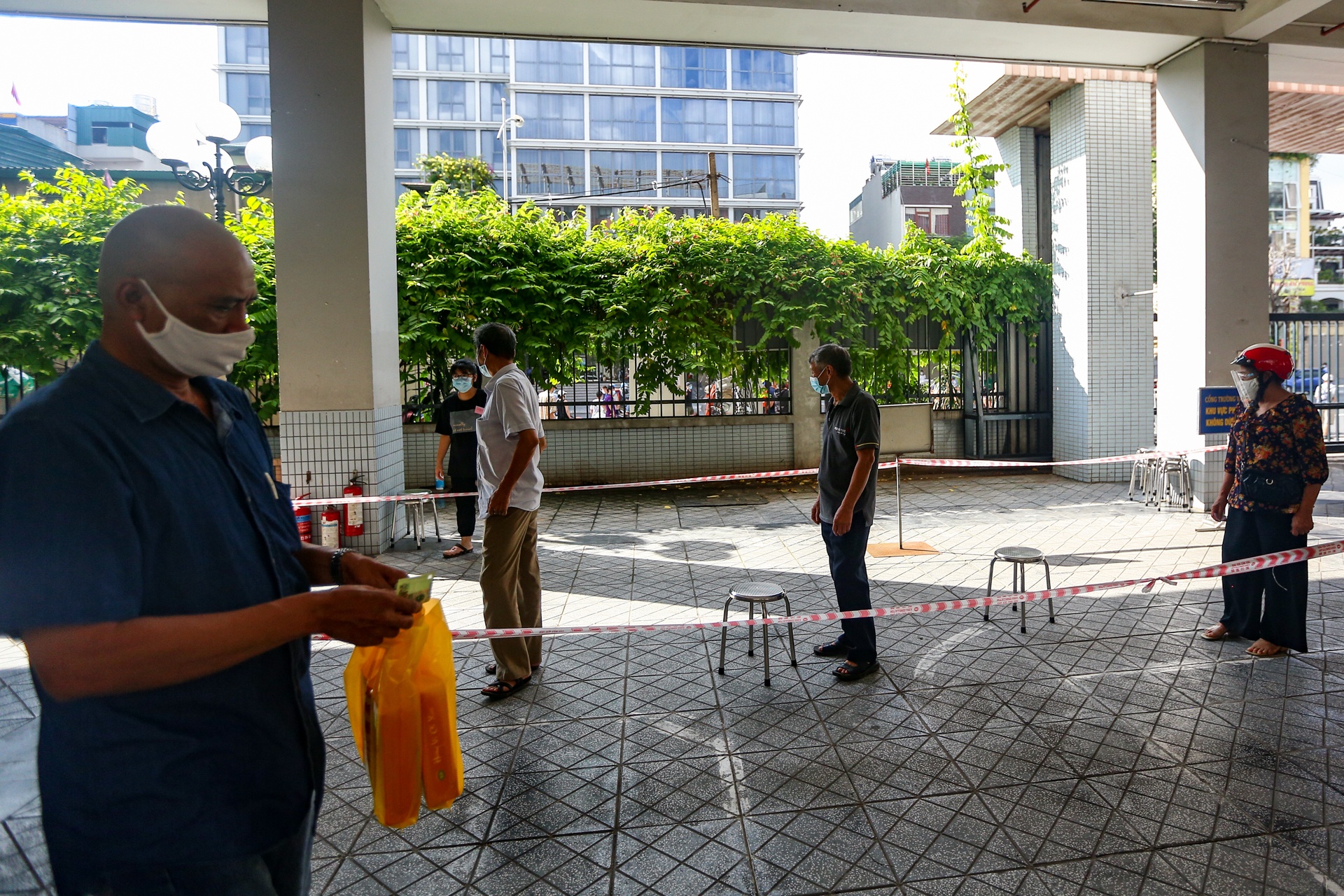 Doi nang xep hang ca tieng dong ho cho mua banh trung thu anh 3