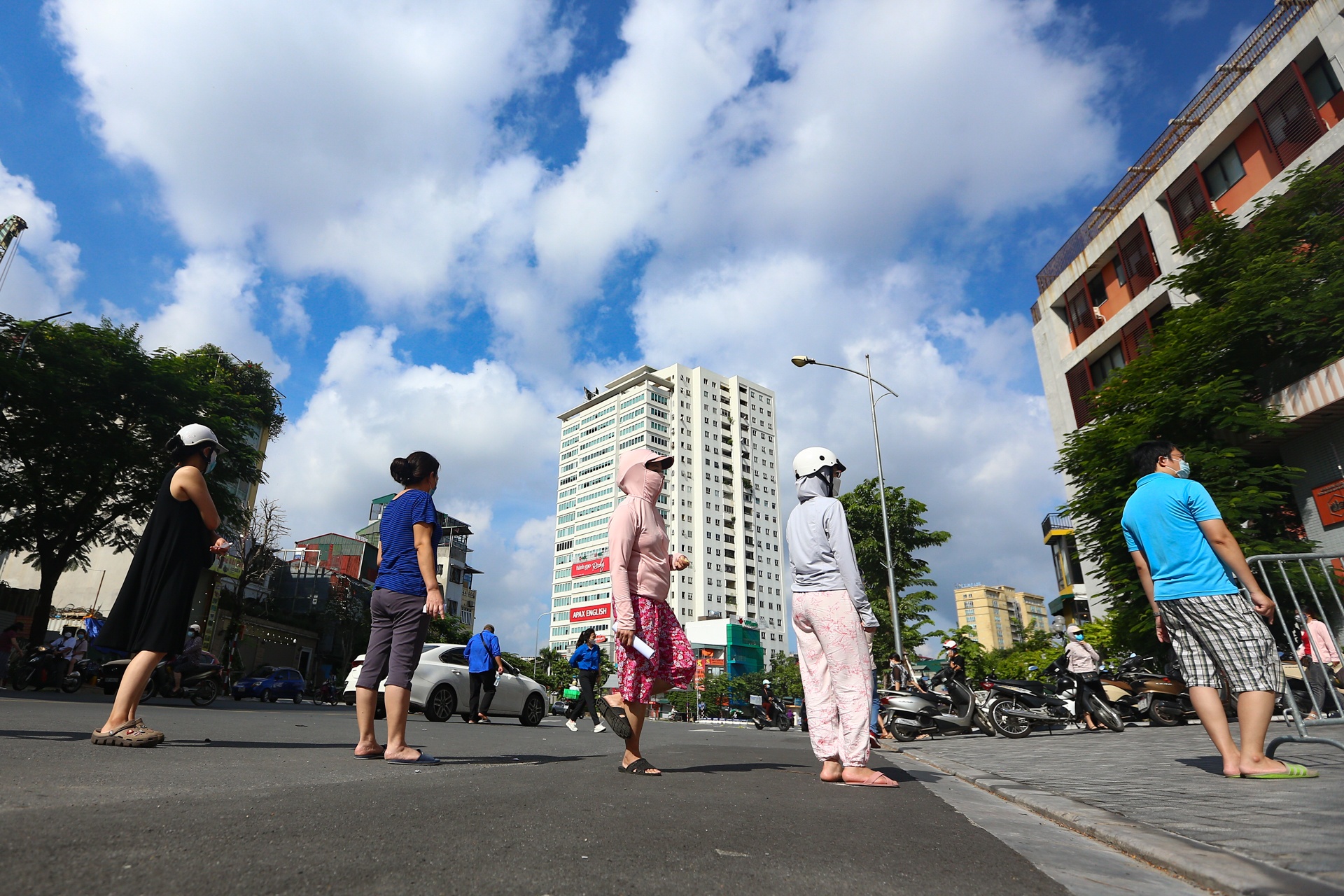 Doi nang xep hang ca tieng dong ho cho mua banh trung thu anh 4