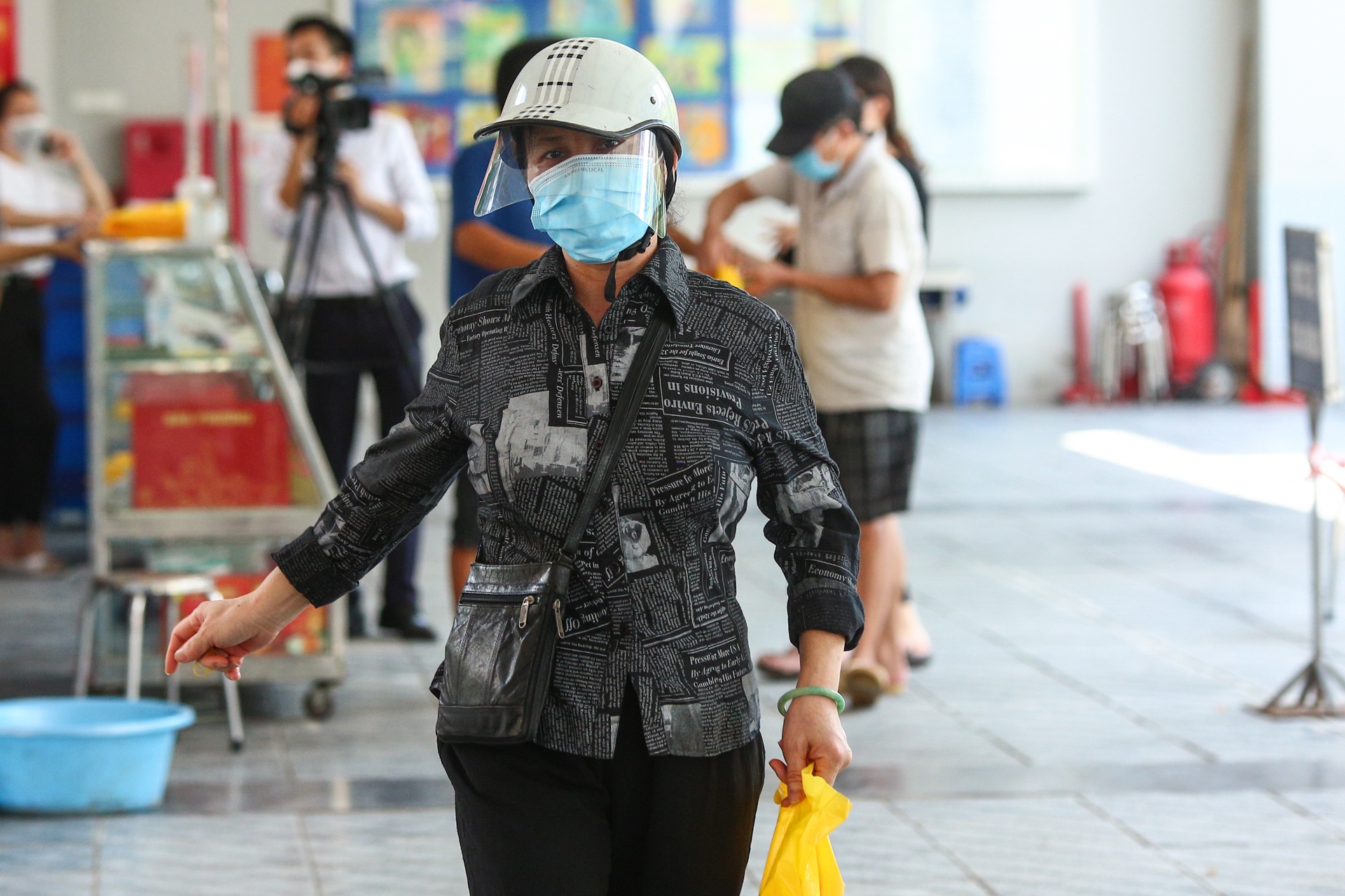 Doi nang xep hang ca tieng dong ho cho mua banh trung thu anh 10