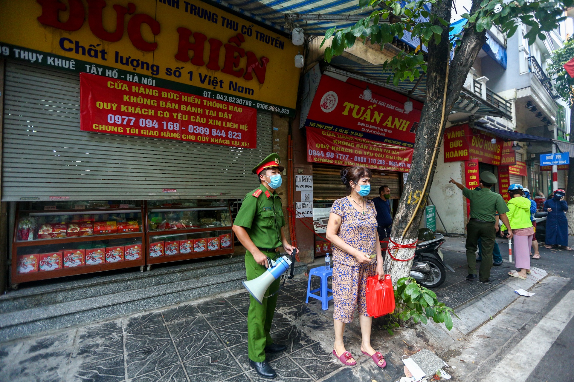 Doi nang xep hang ca tieng dong ho cho mua banh trung thu anh 11