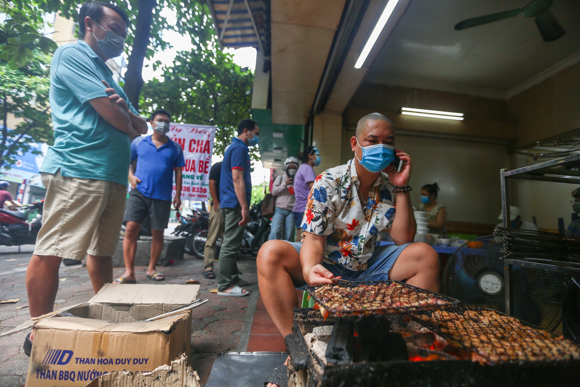 Quan an o Ha Noi tu choi nhan khach vi het hang som anh 1