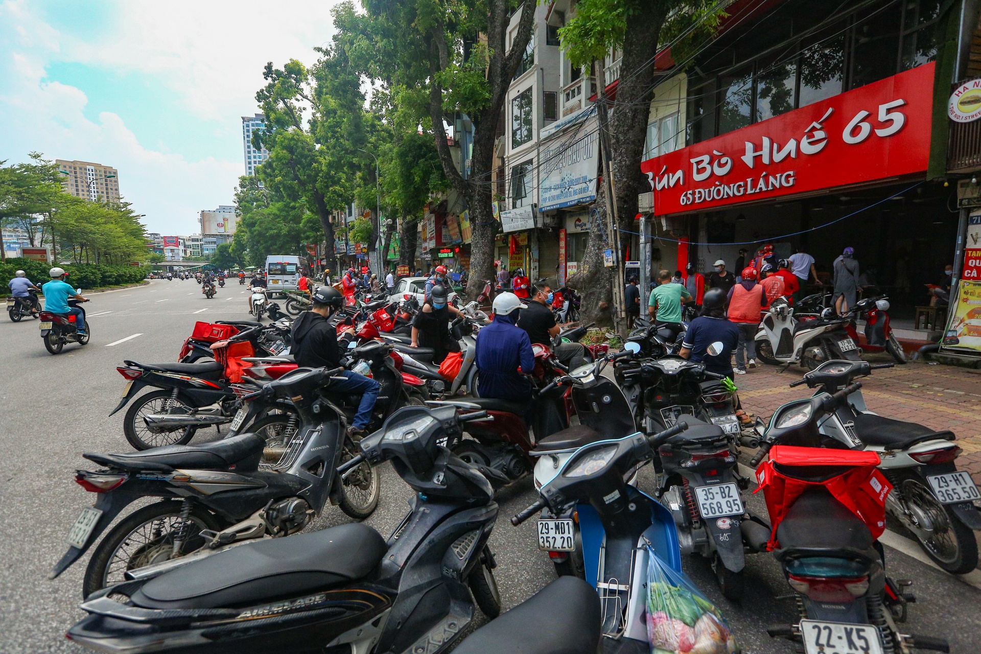 Quan an o Ha Noi tu choi nhan khach vi het hang som anh 6