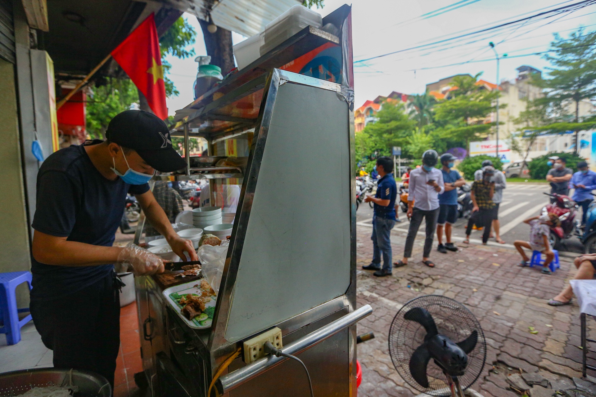 Ha Noi dong duc sau 2 thang gian cach anh 3