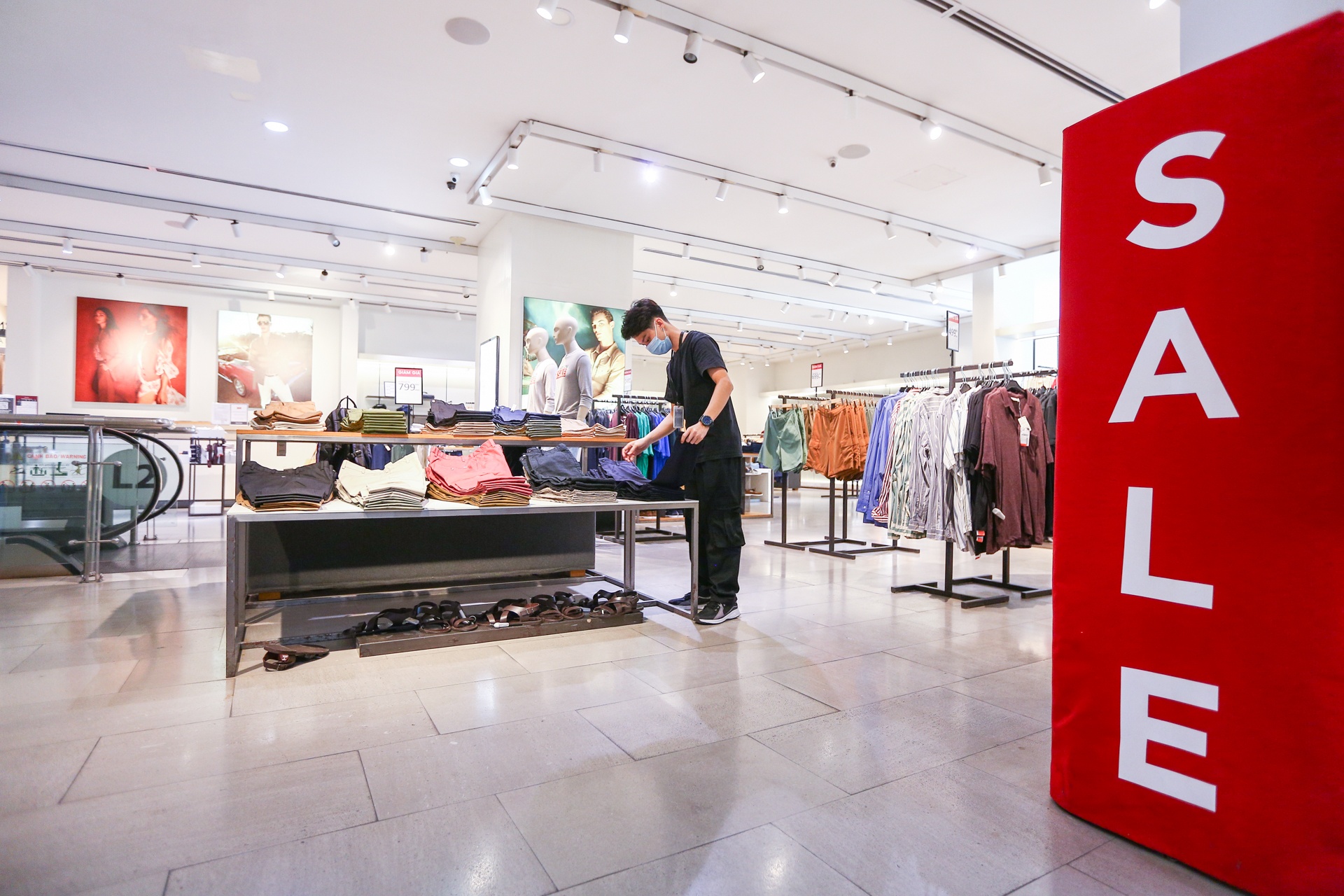 Trung tam thuong mai o Ha Noi trong ngay dau don khach tro lai anh 6