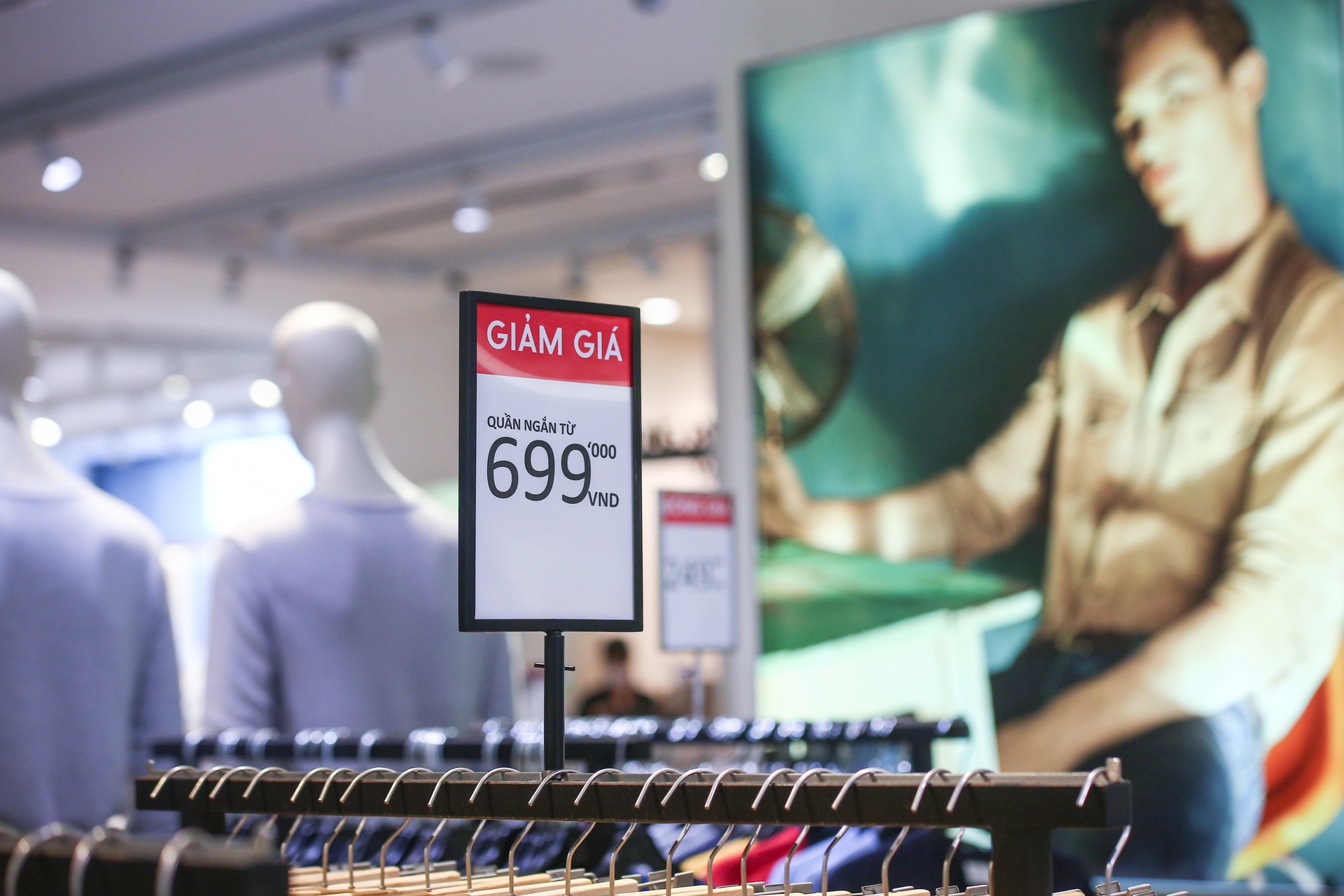 Trung tam thuong mai o Ha Noi trong ngay dau don khach tro lai anh 7