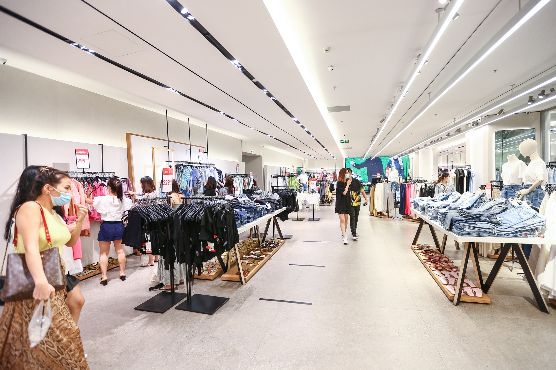 Trung tam thuong mai o Ha Noi trong ngay dau don khach tro lai anh 3