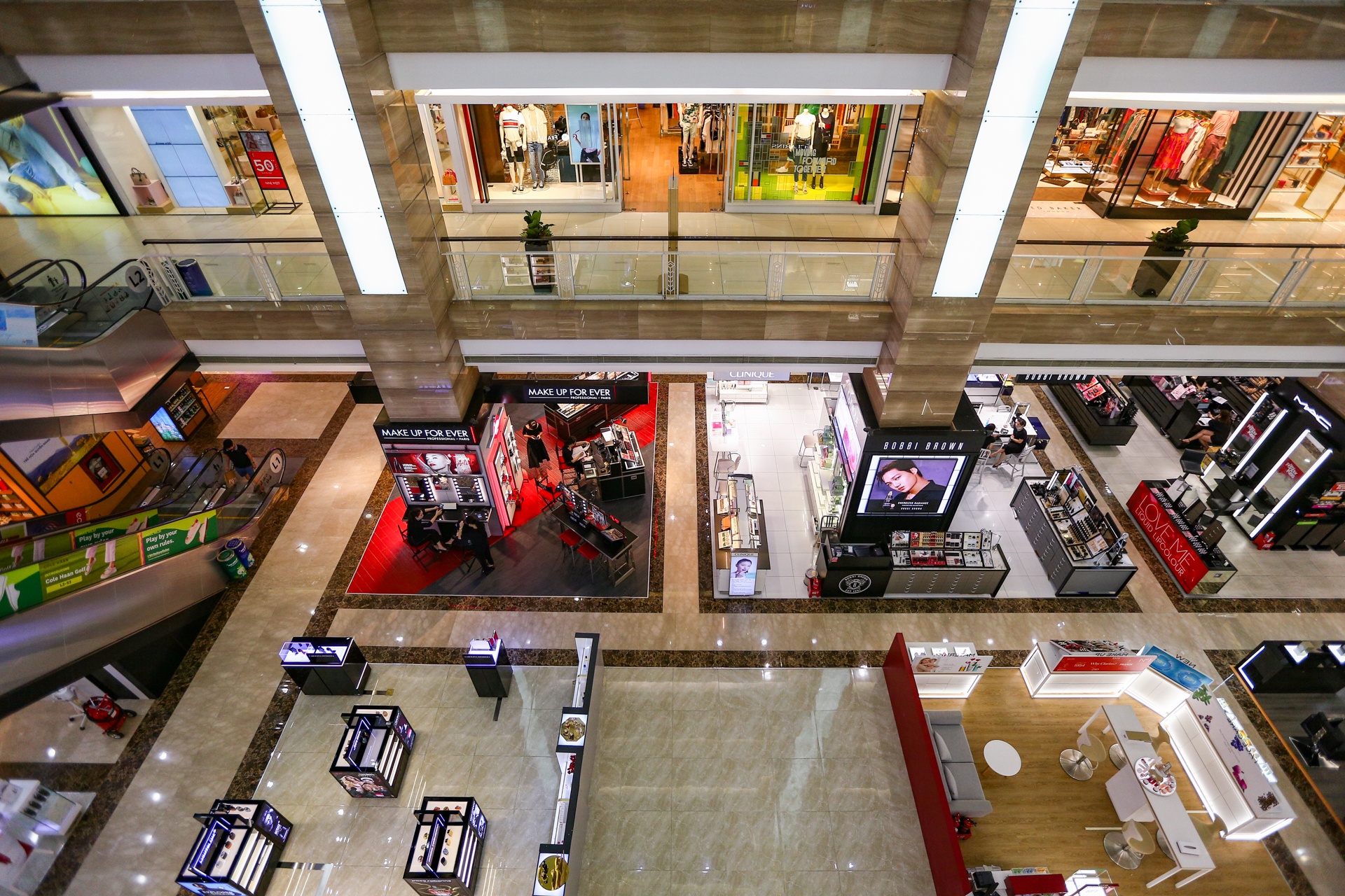 Trung tam thuong mai o Ha Noi trong ngay dau don khach tro lai anh 8