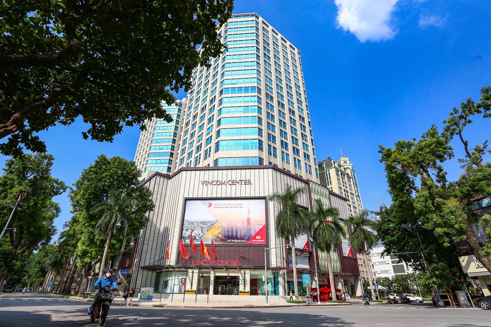 Trung tam thuong mai o Ha Noi trong ngay dau don khach tro lai anh 1