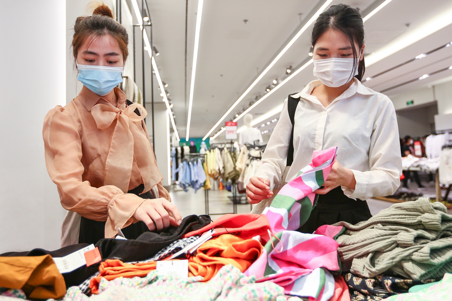 Trung tam thuong mai o Ha Noi ngay dau don khach tro lai hinh anh