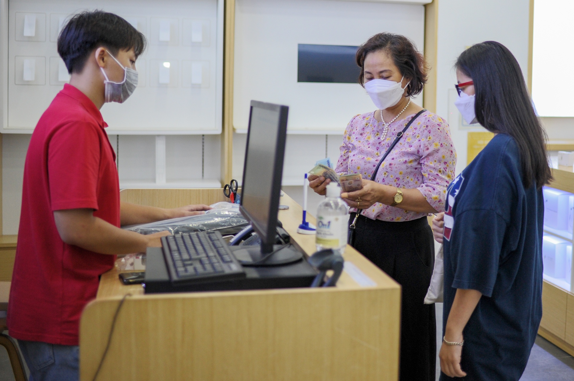 Trung tam thuong mai o Ha Noi trong ngay dau don khach tro lai anh 18