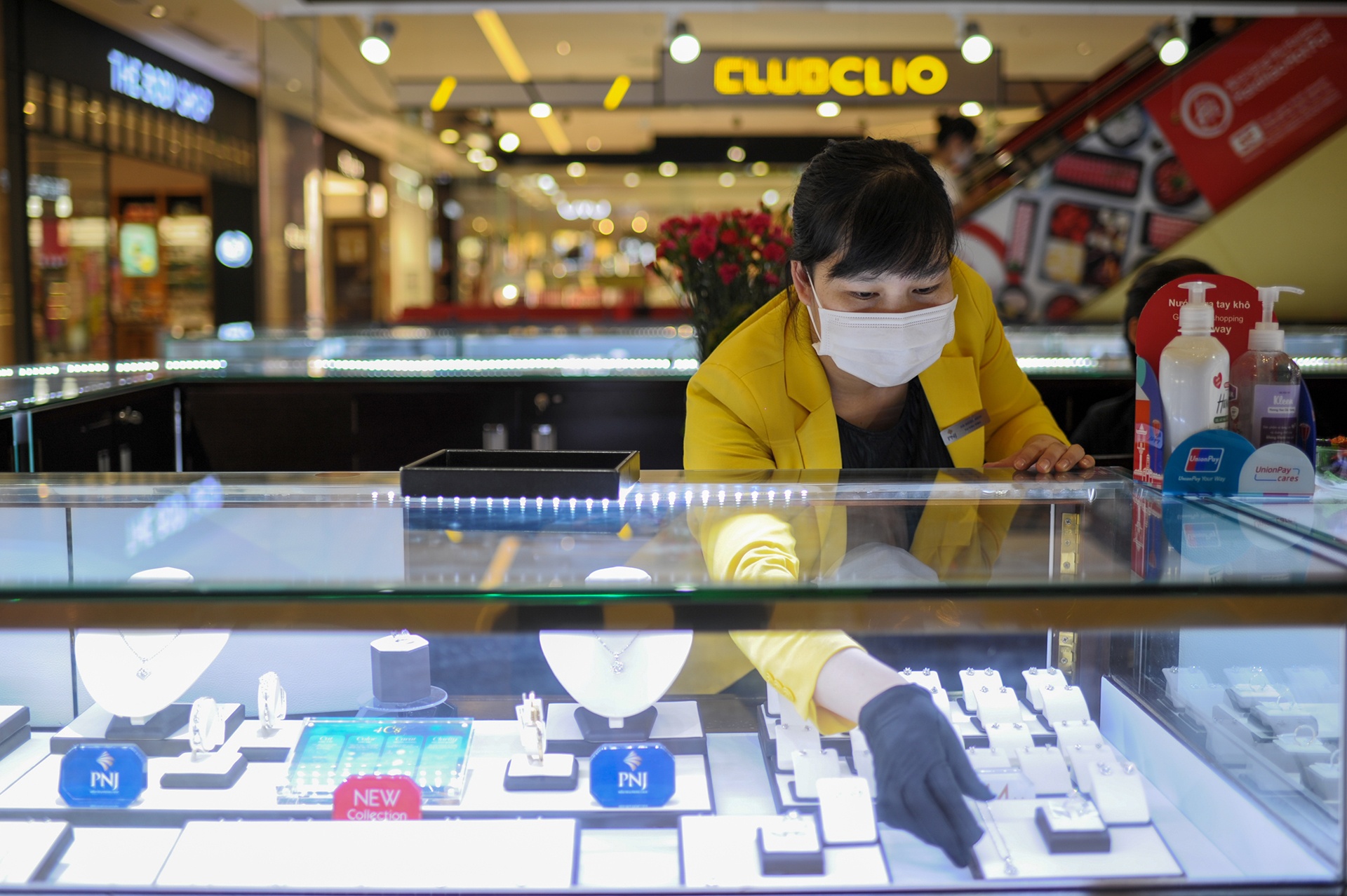 Trung tam thuong mai o Ha Noi trong ngay dau don khach tro lai anh 17