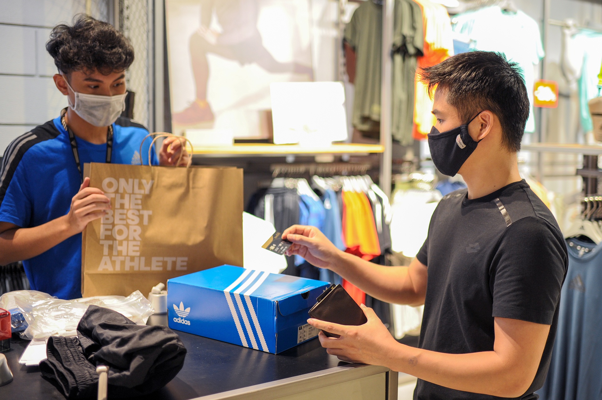 Trung tam thuong mai o Ha Noi trong ngay dau don khach tro lai anh 19