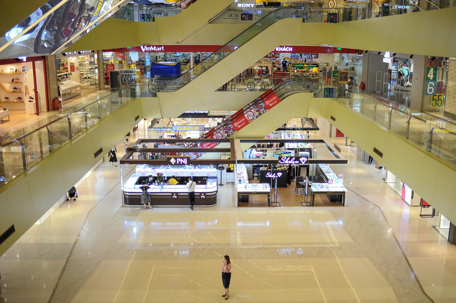 Trung tam thuong mai o Ha Noi trong ngay dau don khach tro lai anh 12