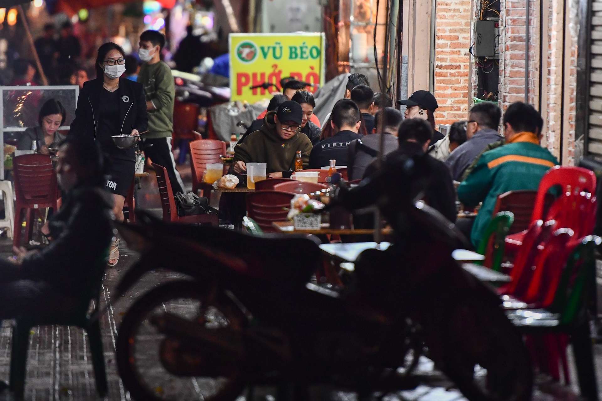 Quan lau,  nuong o Ha Noi kin khach ngay cuoi tuan anh 7