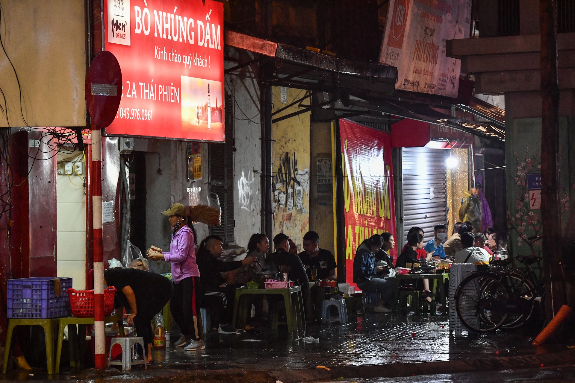 Quan lau,  nuong o Ha Noi kin khach ngay cuoi tuan anh 4