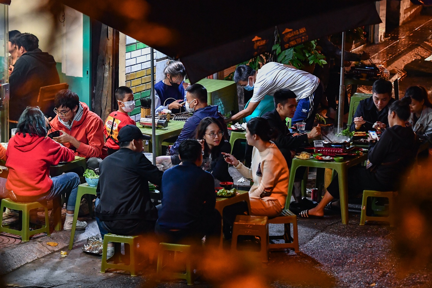 Khach ngoi tran ra via he cac quan lau, do nuong toi cuoi tuan hinh anh