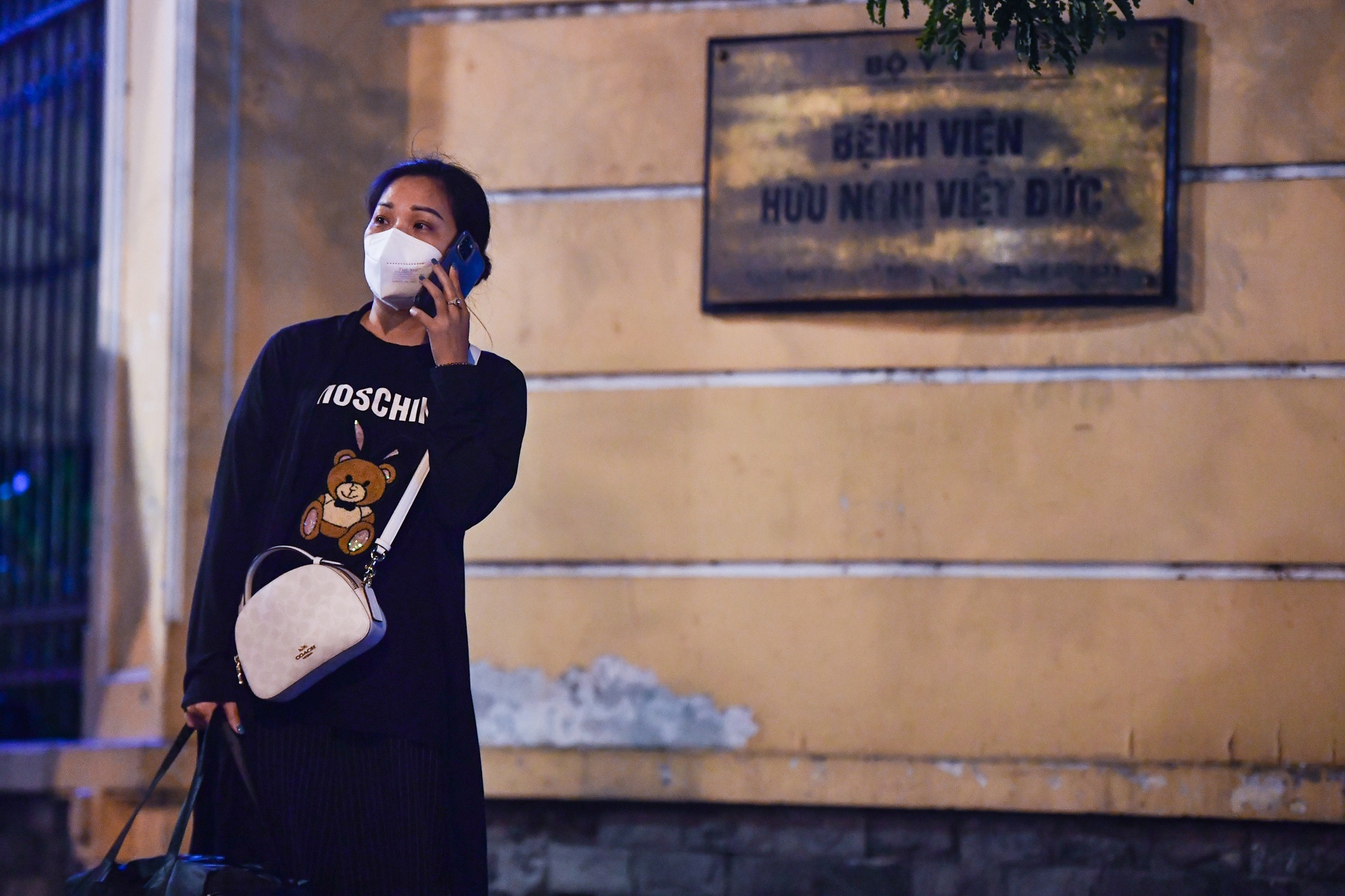 Khoanh khac go phong toa Benh vien Viet Duc trong dem hinh anh