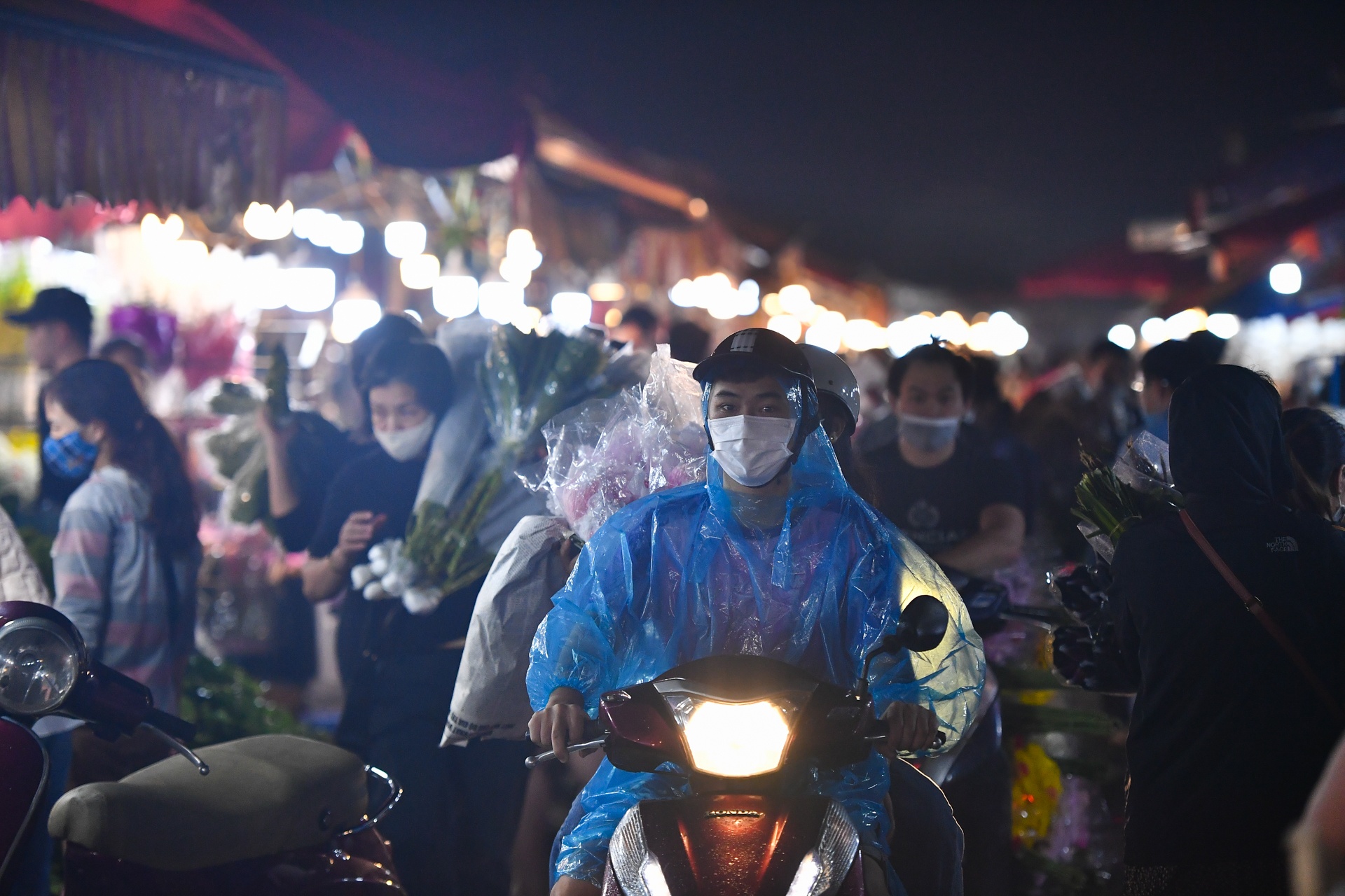 Cho hoa dem Quang An nhon nhip rang sang ngay Phu nu Viet Nam anh 2