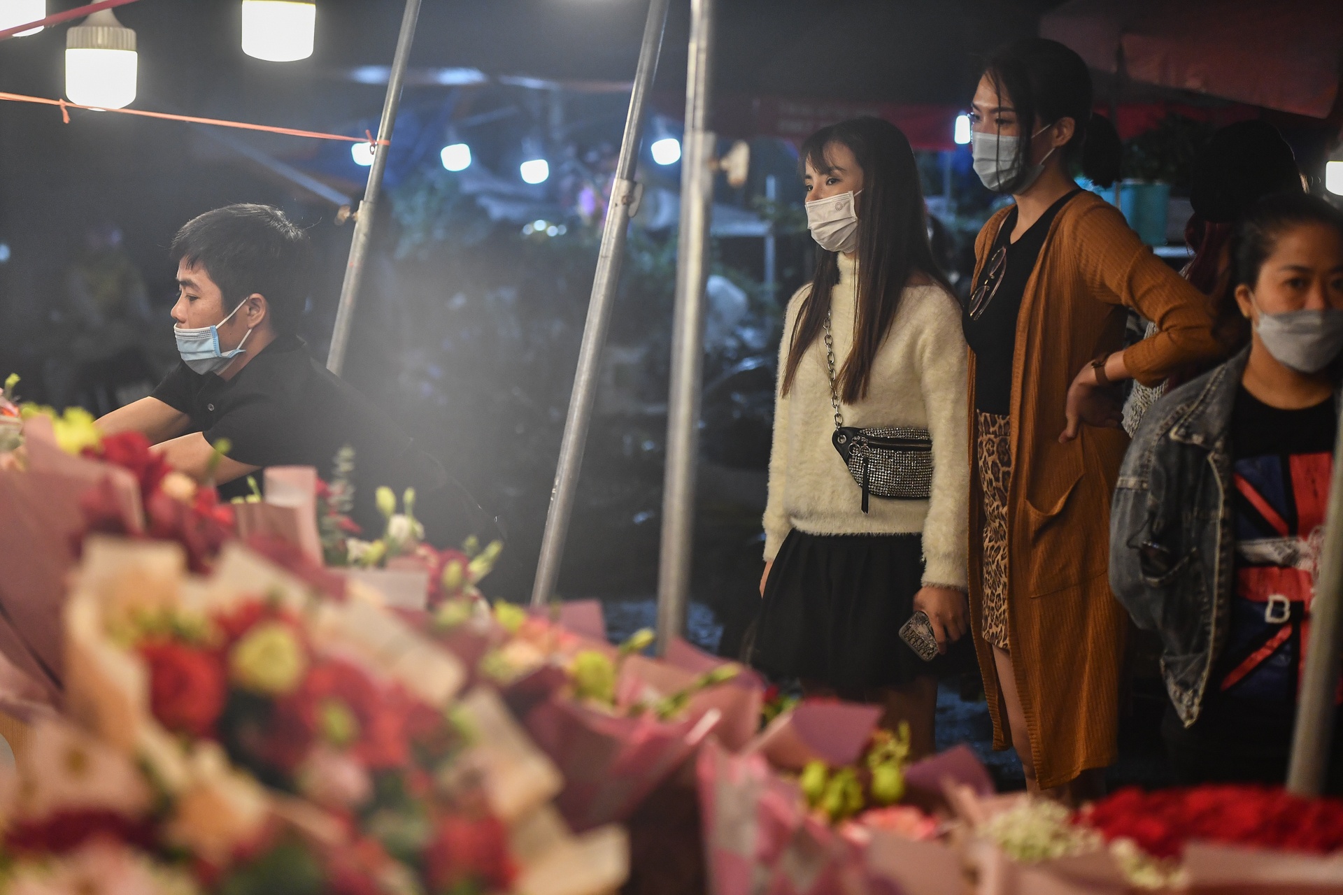 Cho hoa dem Quang An nhon nhip rang sang ngay Phu nu Viet Nam anh 8