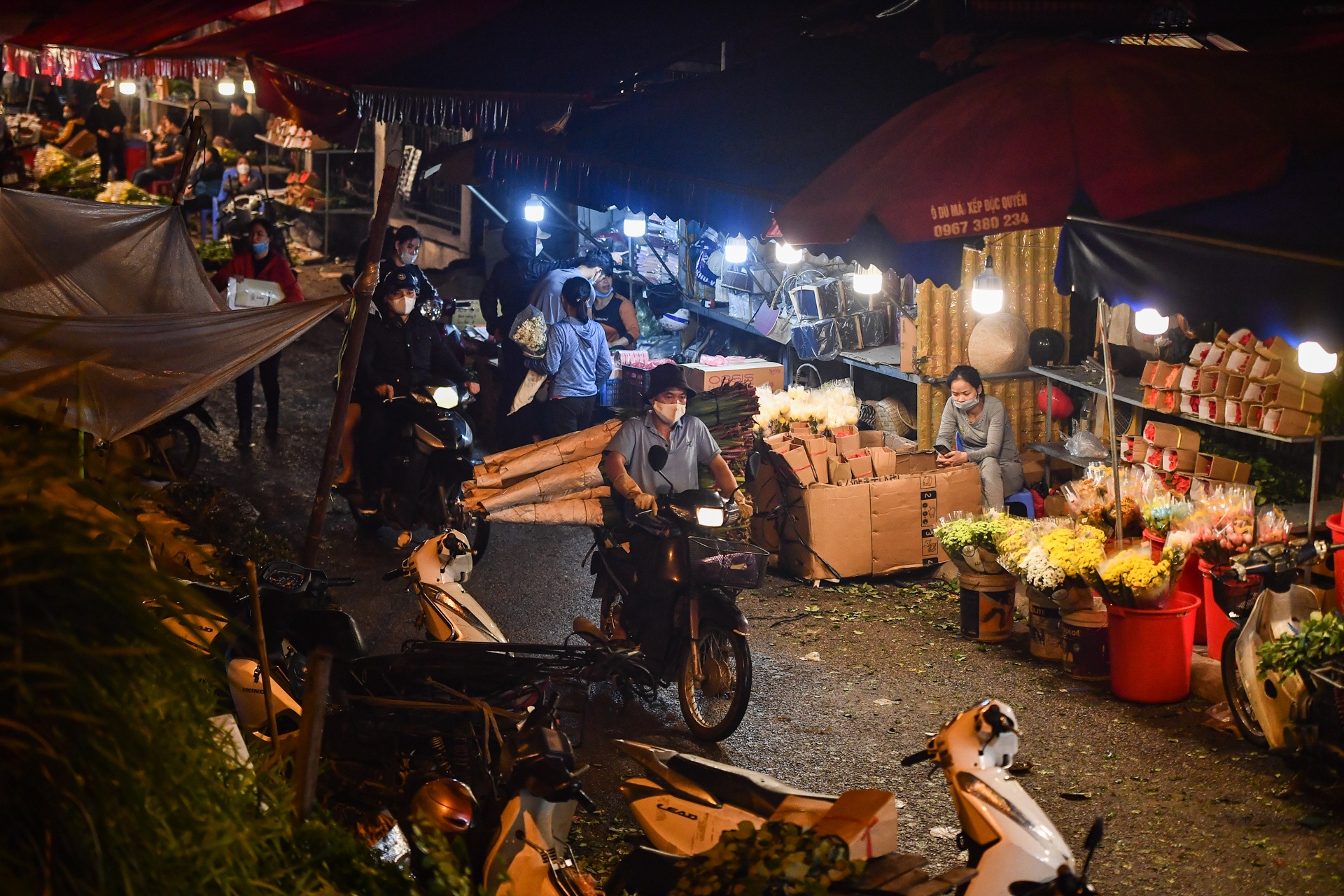 Cho hoa dem Quang An nhon nhip rang sang ngay Phu nu Viet Nam anh 9