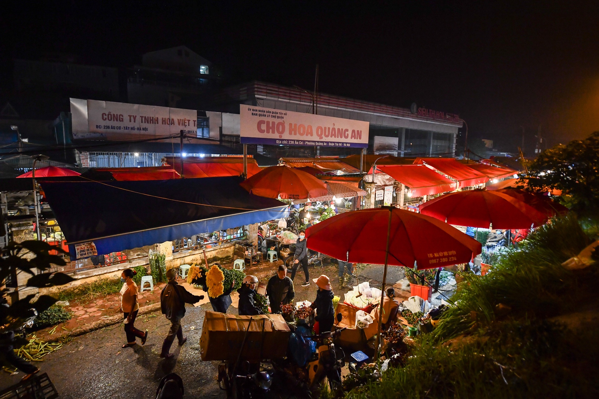 Cho hoa dem Quang An nhon nhip rang sang ngay Phu nu Viet Nam anh 1