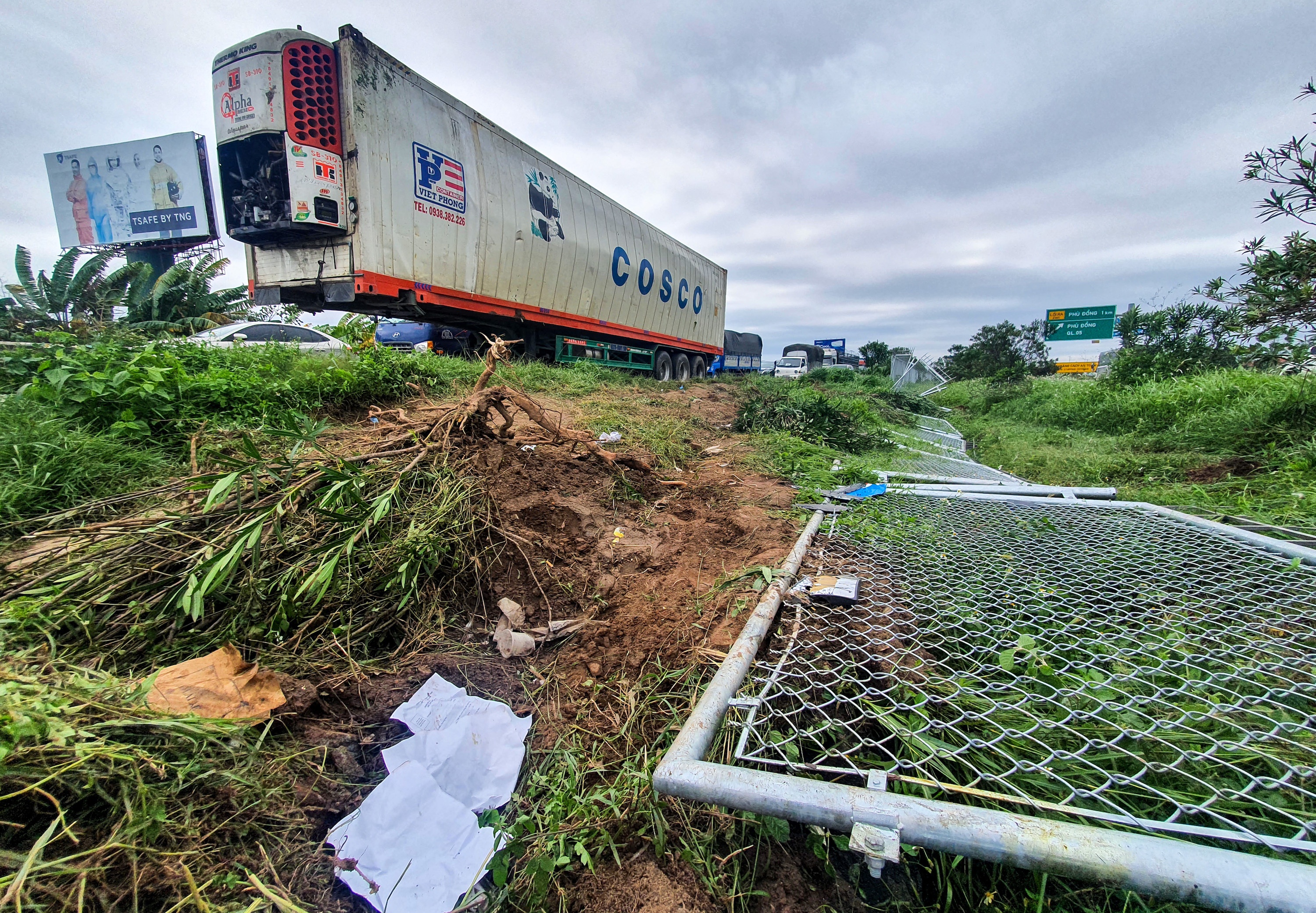 Hien truong vu tai nan khien tuyen Ha Noi - Bac Giang un tac 8 km hinh anh