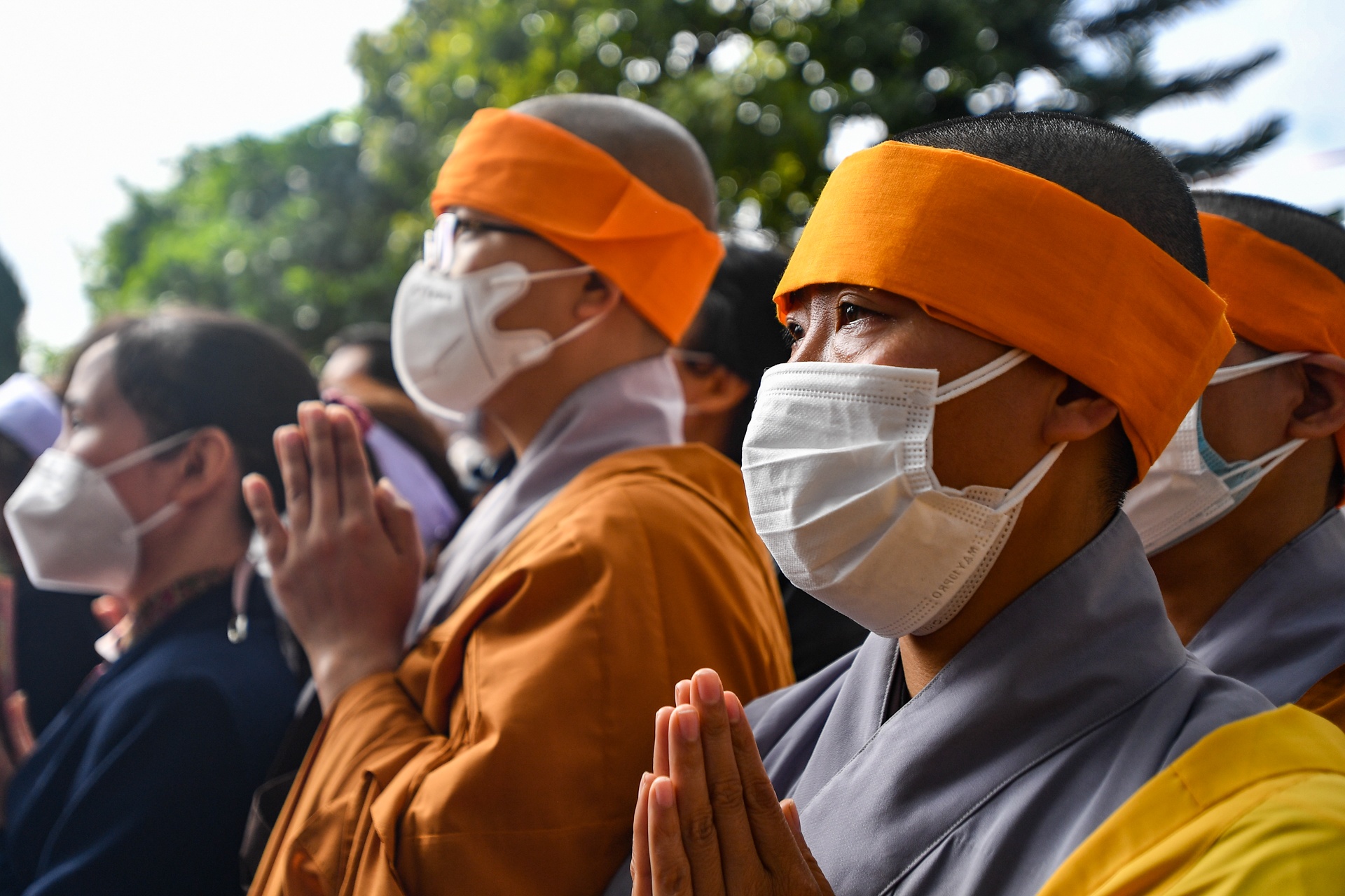 Người dân, phật tử xúc động tiễn đưa cố Đại lão Hoà thượng ảnh 12 Nguoi dan, phat tu xuc dong tien dua co Dai lao Hoa thuong anh 12