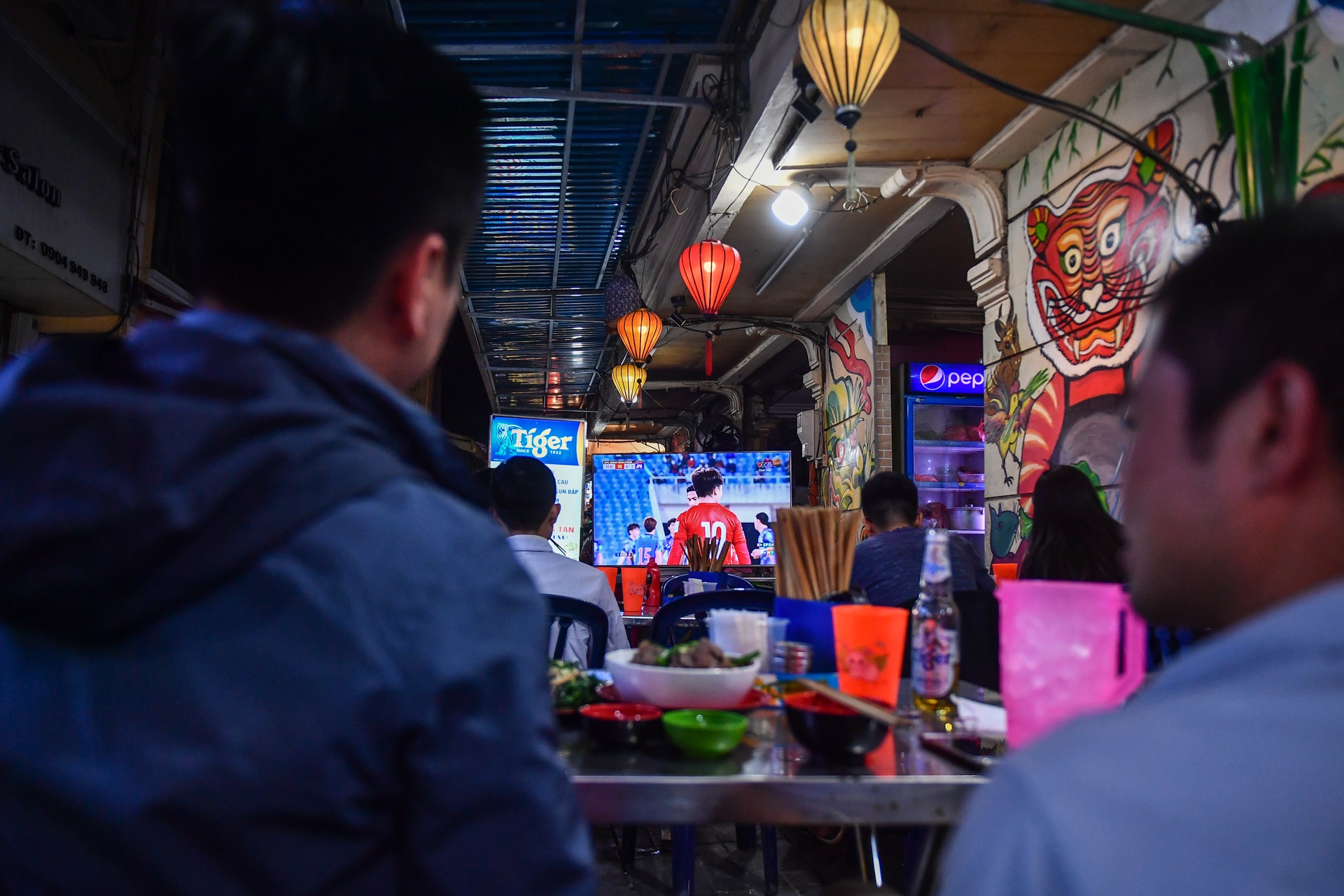 Nguoi Ha Noi xem tran Viet Nam - Nhat Ban tren he pho hinh anh