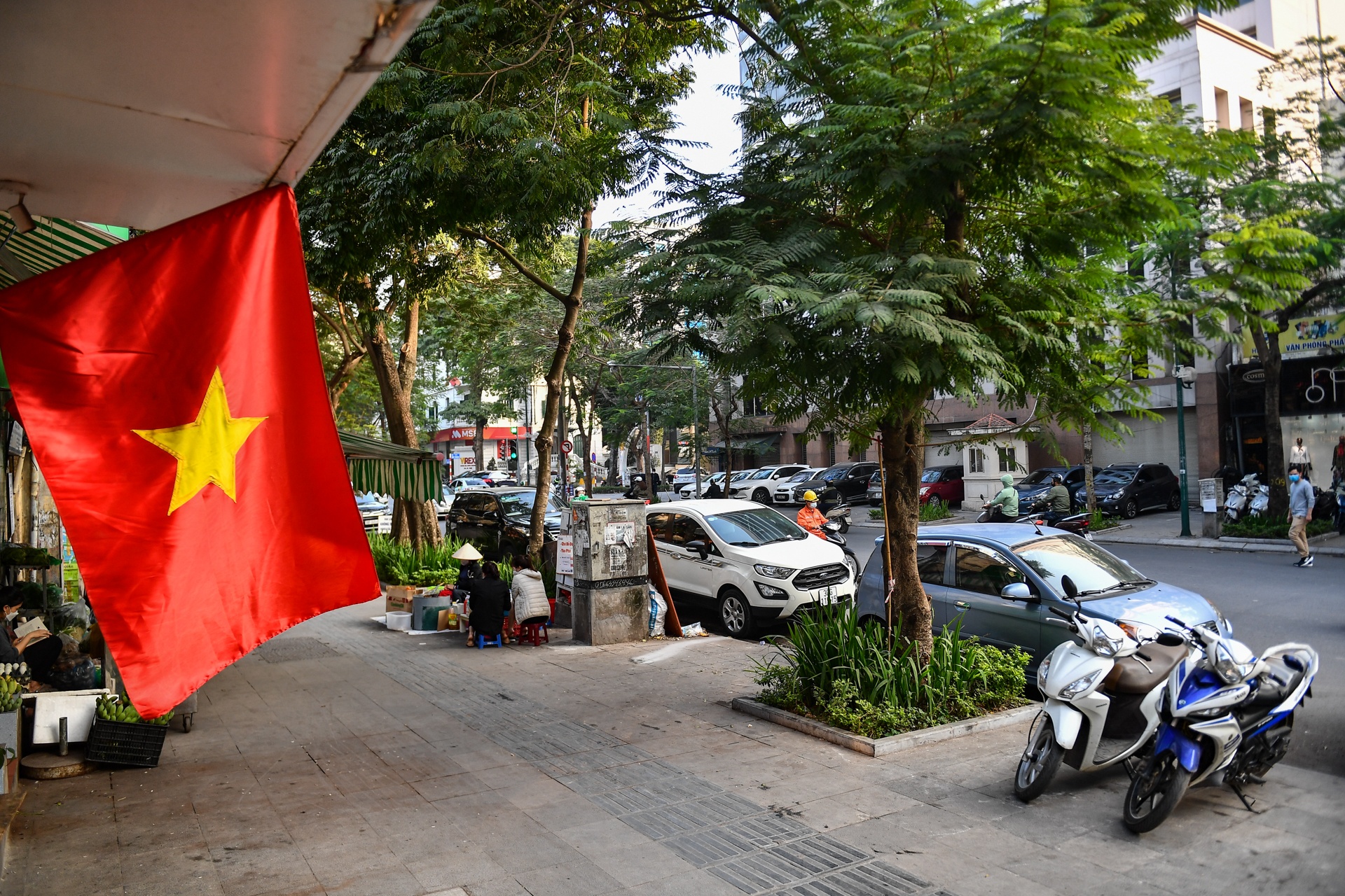 5 tuyen pho Ha Noi cho phep kinh doanh tren via he anh 1