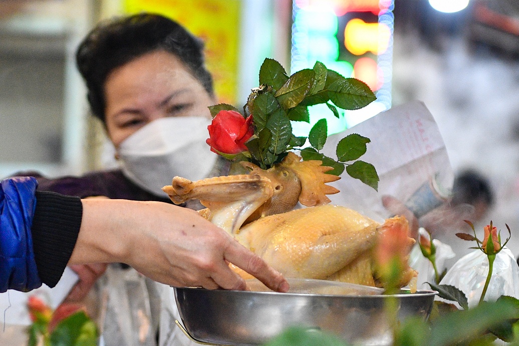 Ga ngam hoa hong cung Giao thua dat khach sang 29 Tet hinh anh