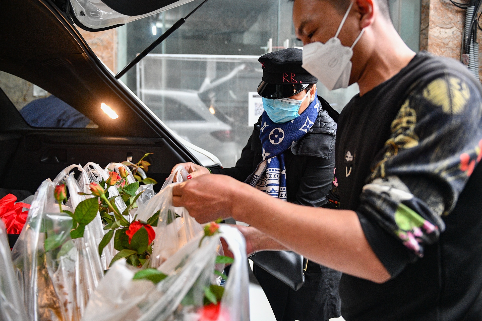 Ga ngam hoa hong cung giao thua dat khach anh 10