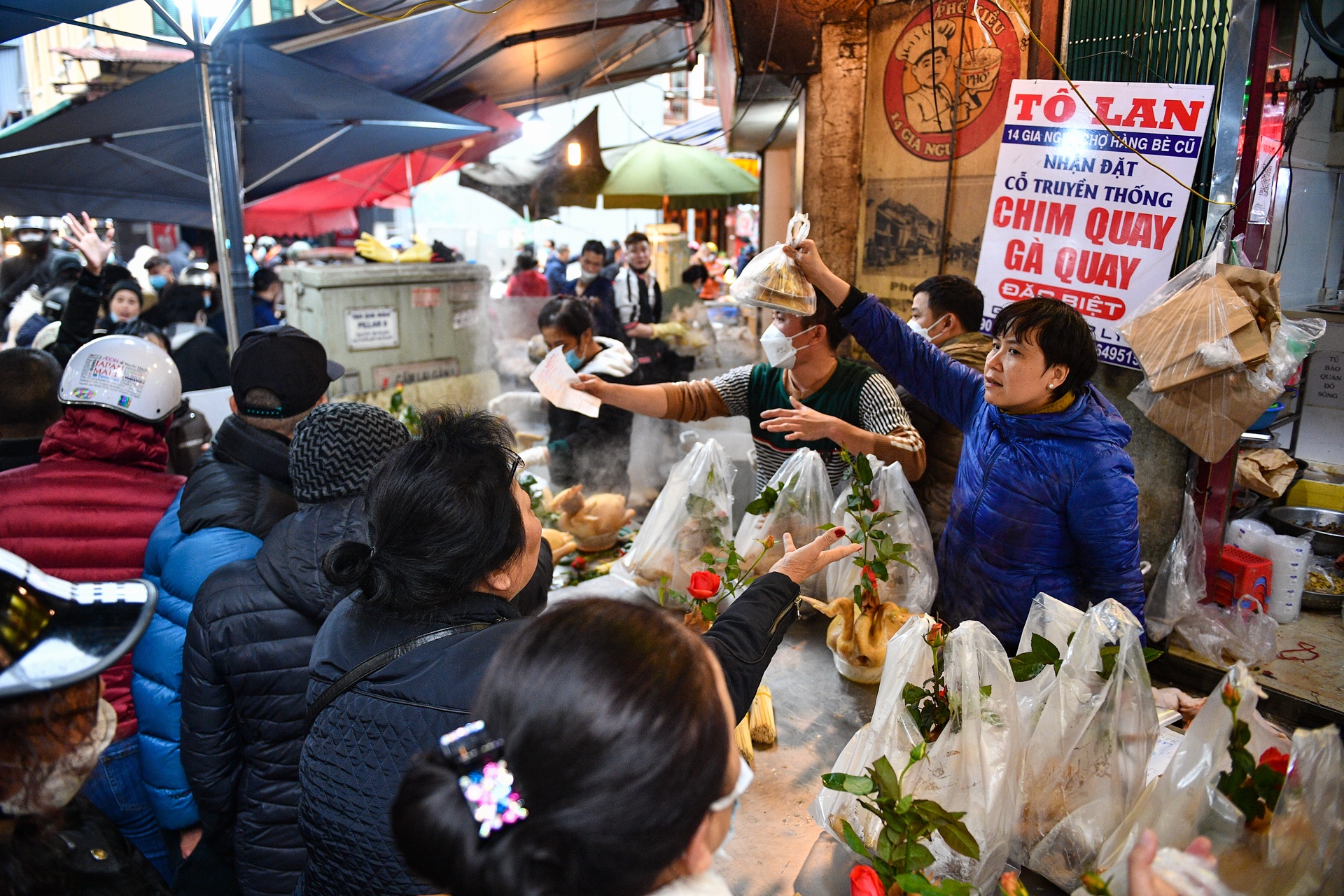 Ga ngam hoa hong cung giao thua dat khach anh 9