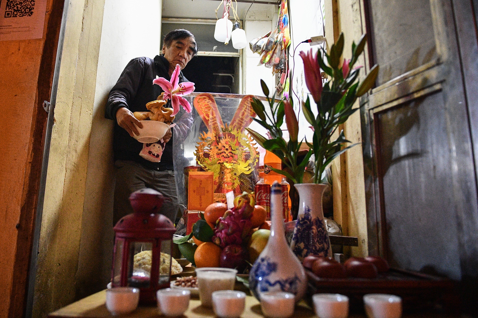 Dan pho co Ha Noi cung giao thua don nam moi o ngoai cua hinh anh