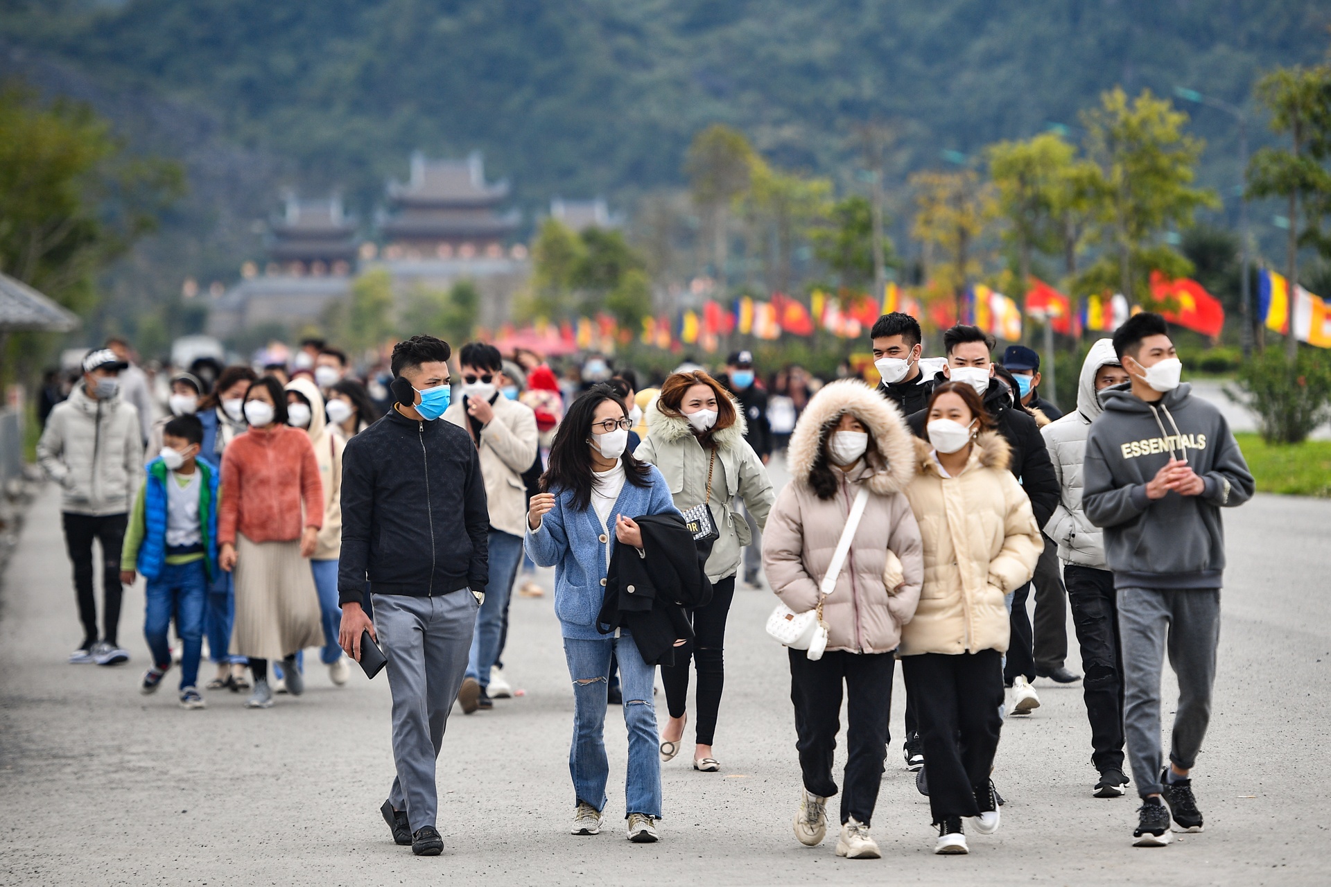 Nguoi dan do ve le chua Tam Chuc ngay mung 3 Tet anh 2