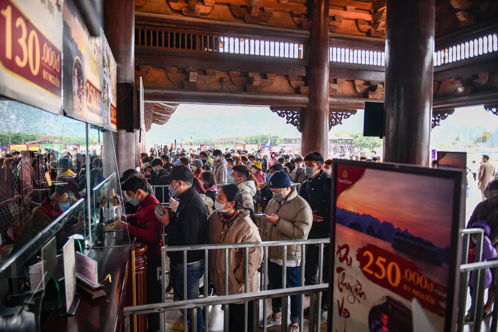 Nguoi dan do ve le chua Tam Chuc ngay mung 3 Tet anh 4