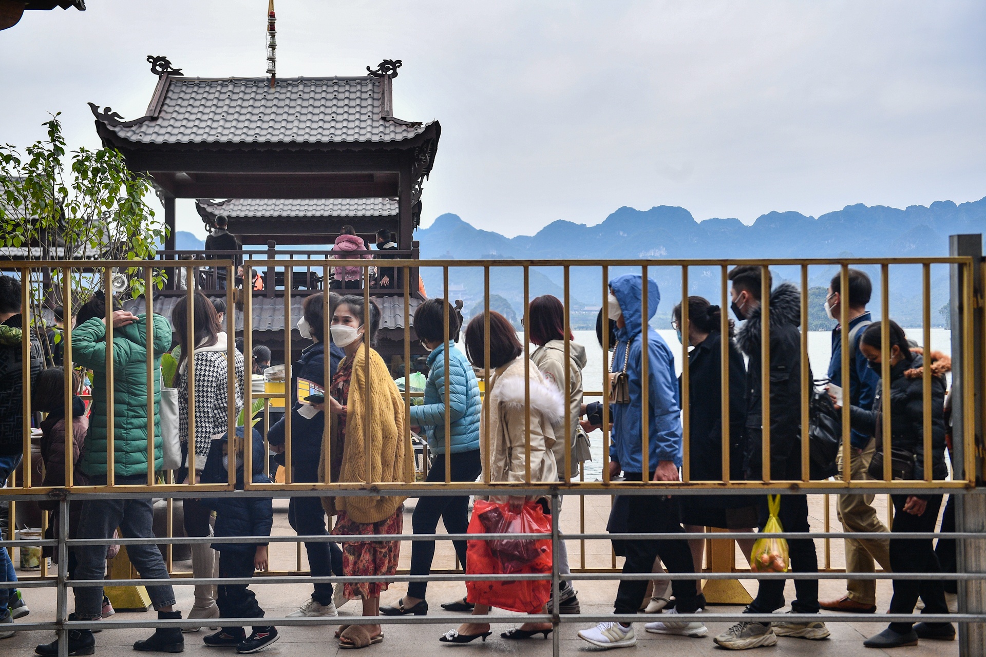 Nguoi dan do ve le chua Tam Chuc ngay mung 3 Tet anh 5