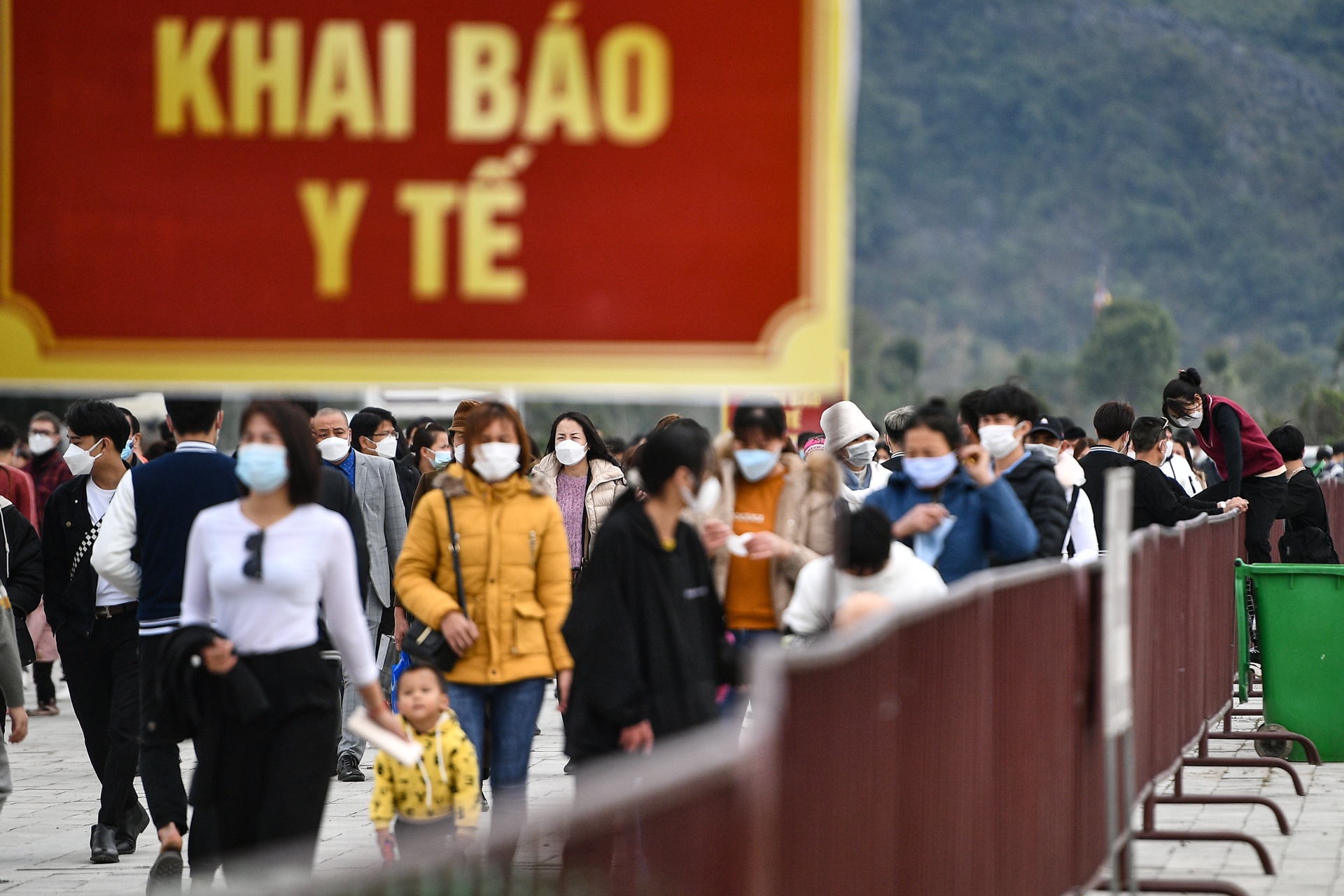 Nguoi dan do ve le chua Tam Chuc ngay mung 3 Tet anh 10