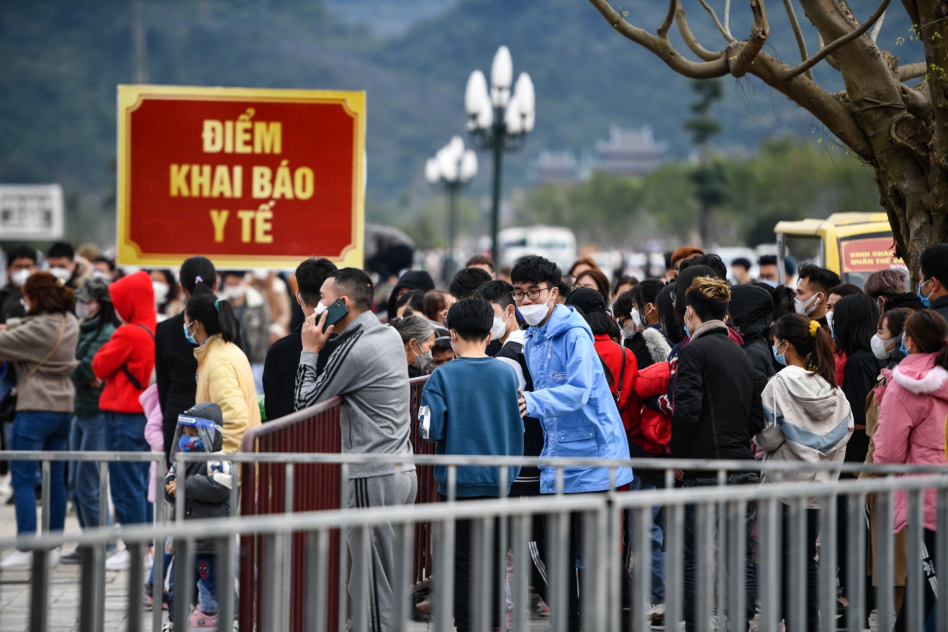 Nguoi dan do ve le chua Tam Chuc ngay mung 3 Tet anh 11