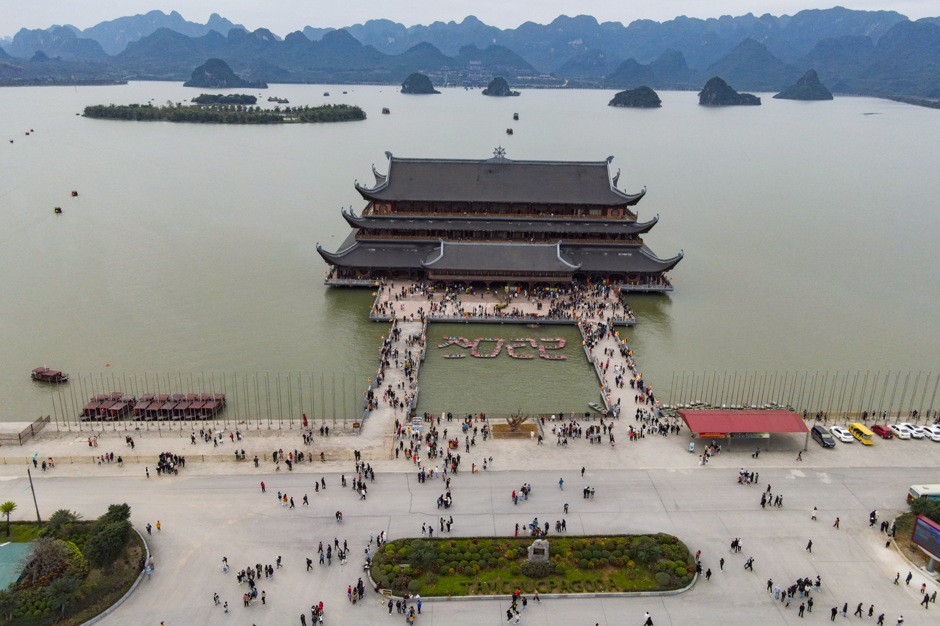 Nguoi dan do ve le chua Tam Chuc ngay mung 3 Tet anh 1