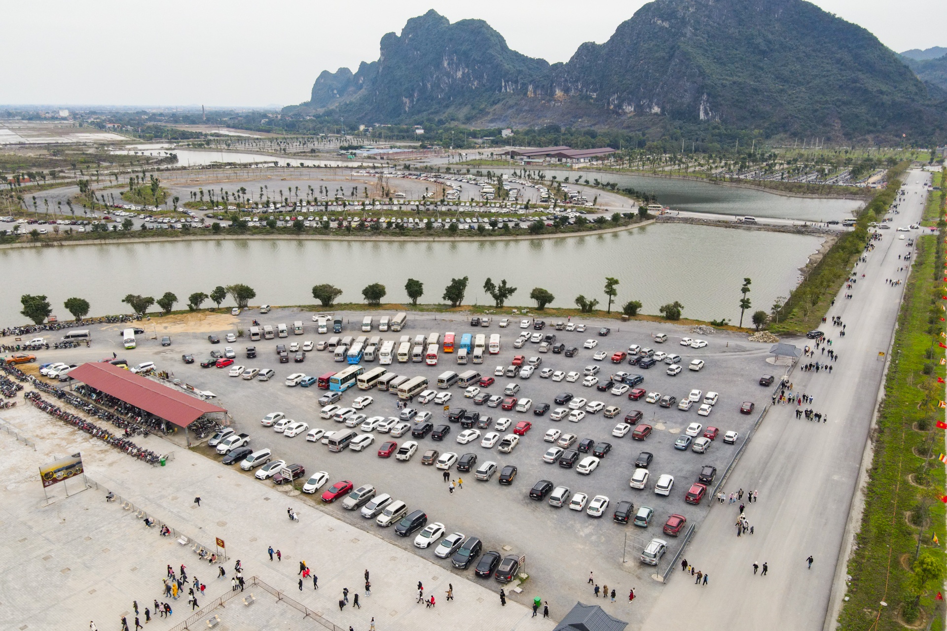 Nguoi dan do ve le chua Tam Chuc ngay mung 3 Tet anh 6