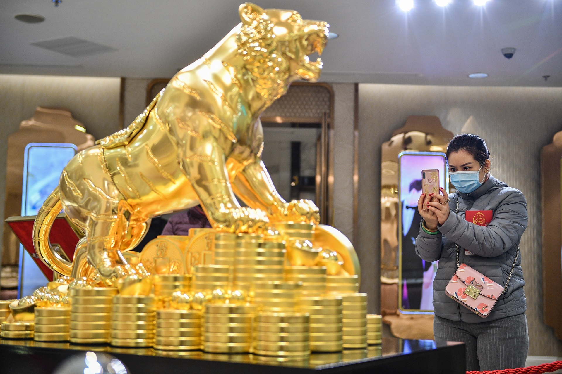 Tuong ho hon 1.000 luong vang cho ngay Than Tai hinh anh