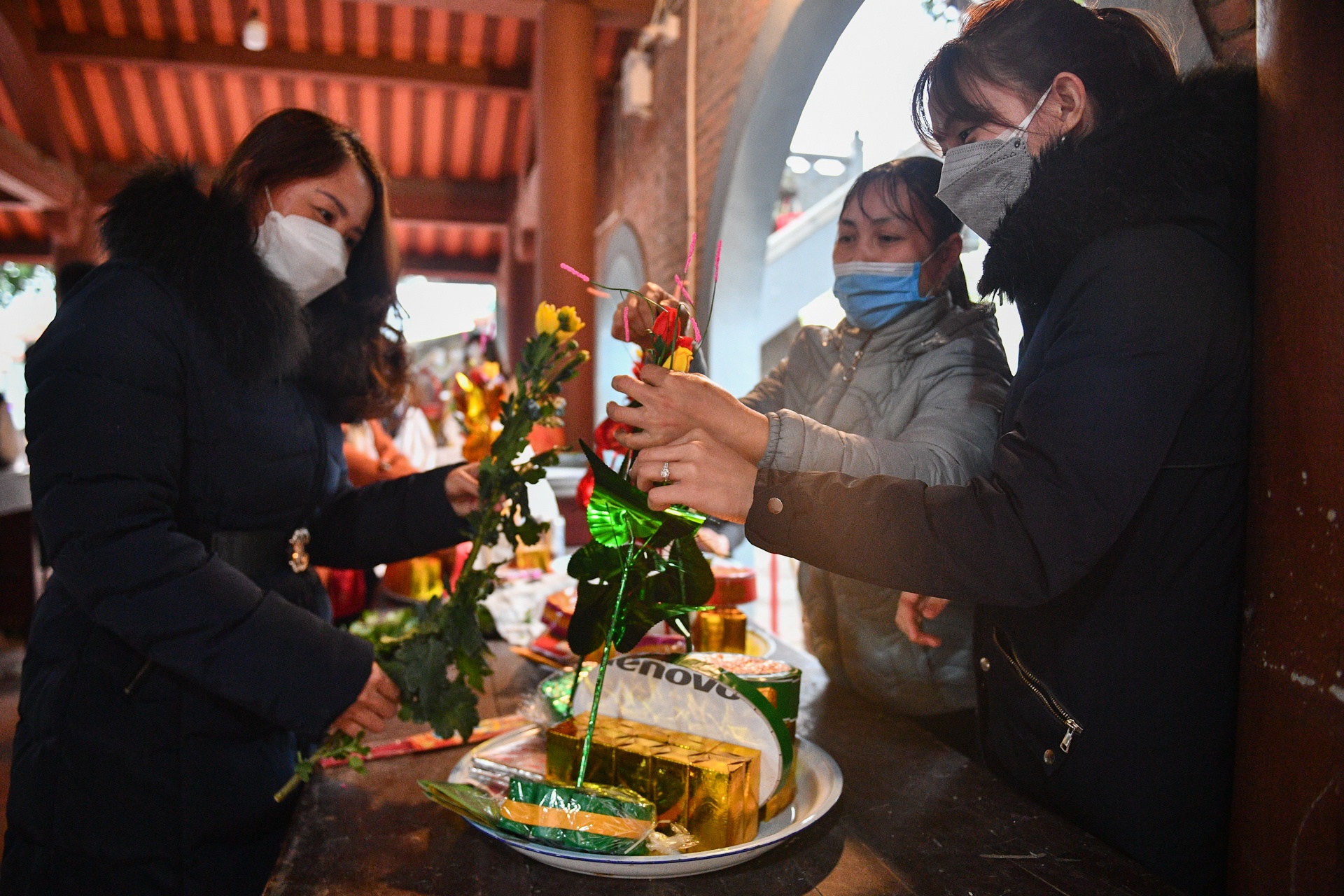 Nguoi dan do ve den Ba Chua Kho dang le "vay von" anh 9