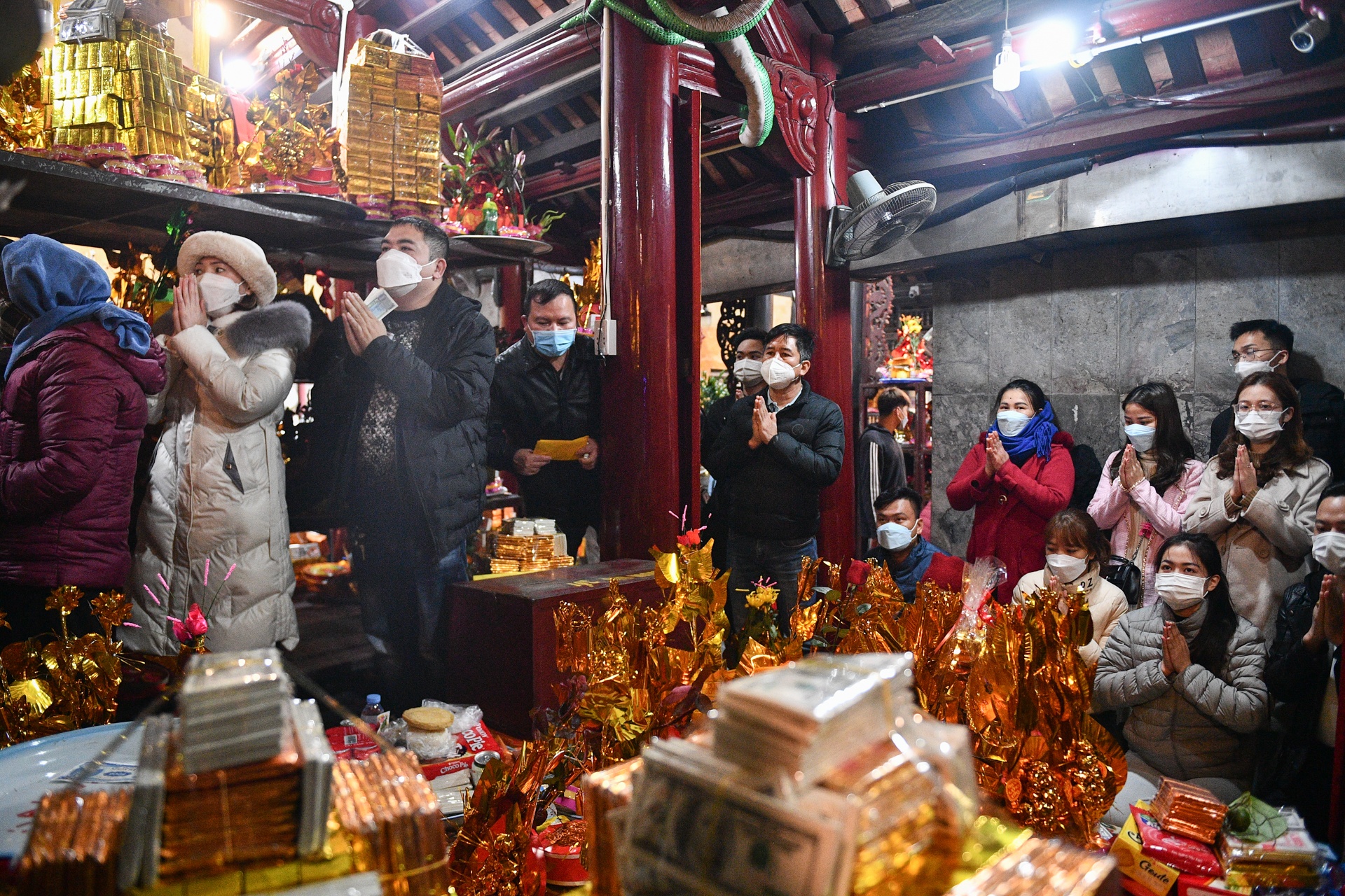 Nguoi dan do ve den Ba Chua Kho dang le "vay von" anh 8