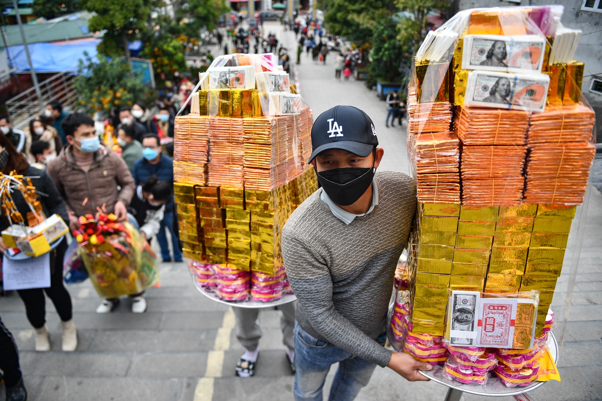 Nguoi dan do ve den Ba Chua Kho dang le "vay von" anh 3