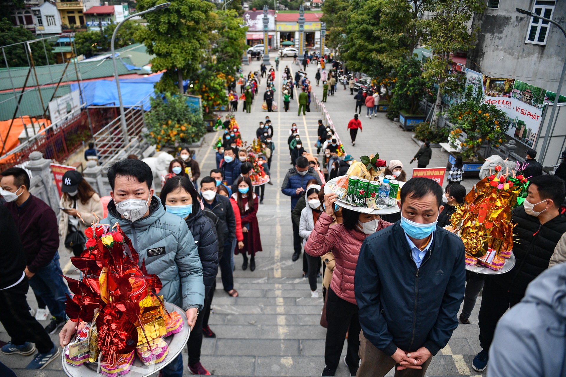 Nguoi dan do ve den Ba Chua Kho dang le "vay von" anh 2