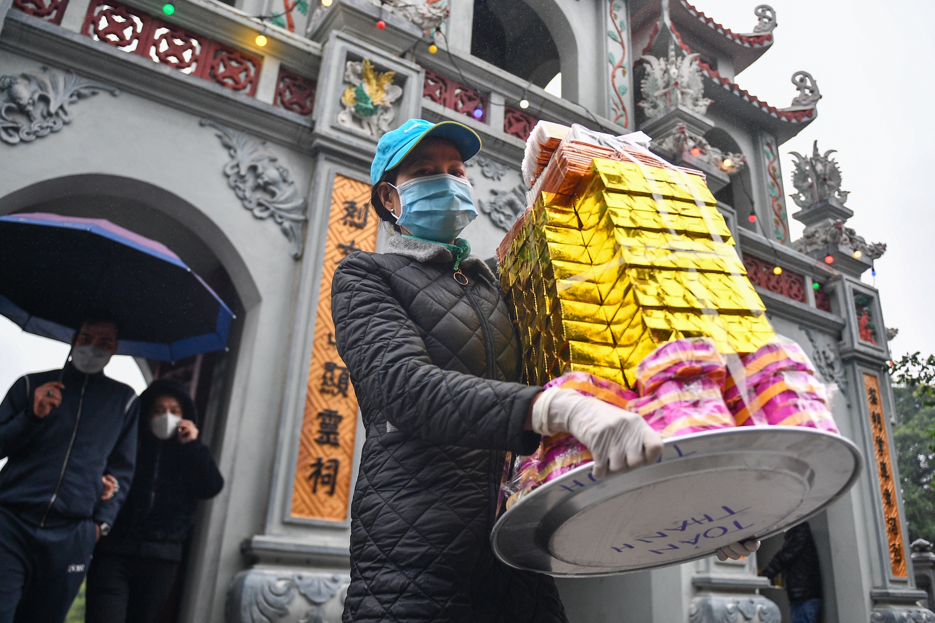 Nguoi dan do ve den Ba Chua Kho dang le "vay von" anh 4